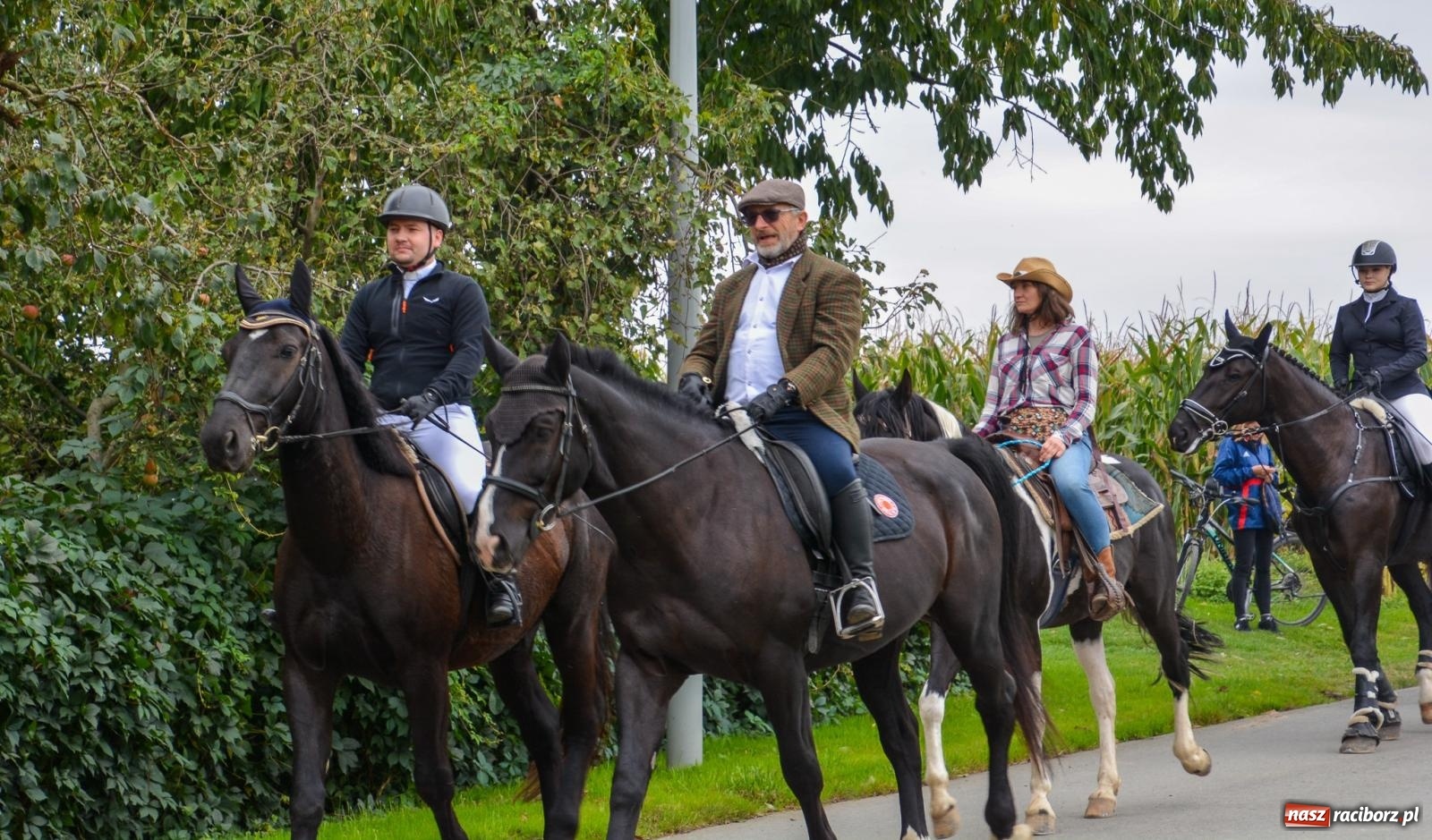 Zdjęcie w galerii na portalu naszraciborz.pl: Hubertus w Żerdzinach – emocje na końskim grzbiecie i nowe atrakcje dla miłośników jeździectwa wiadomości z regionu