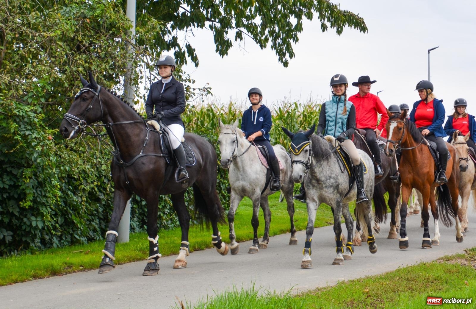 Zdjęcie w galerii na portalu naszraciborz.pl: Hubertus w Żerdzinach – emocje na końskim grzbiecie i nowe atrakcje dla miłośników jeździectwa wiadomości z regionu