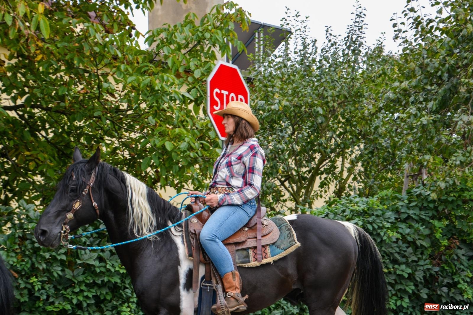 Zdjęcie w galerii na portalu naszraciborz.pl: Hubertus w Żerdzinach – emocje na końskim grzbiecie i nowe atrakcje dla miłośników jeździectwa wiadomości z regionu