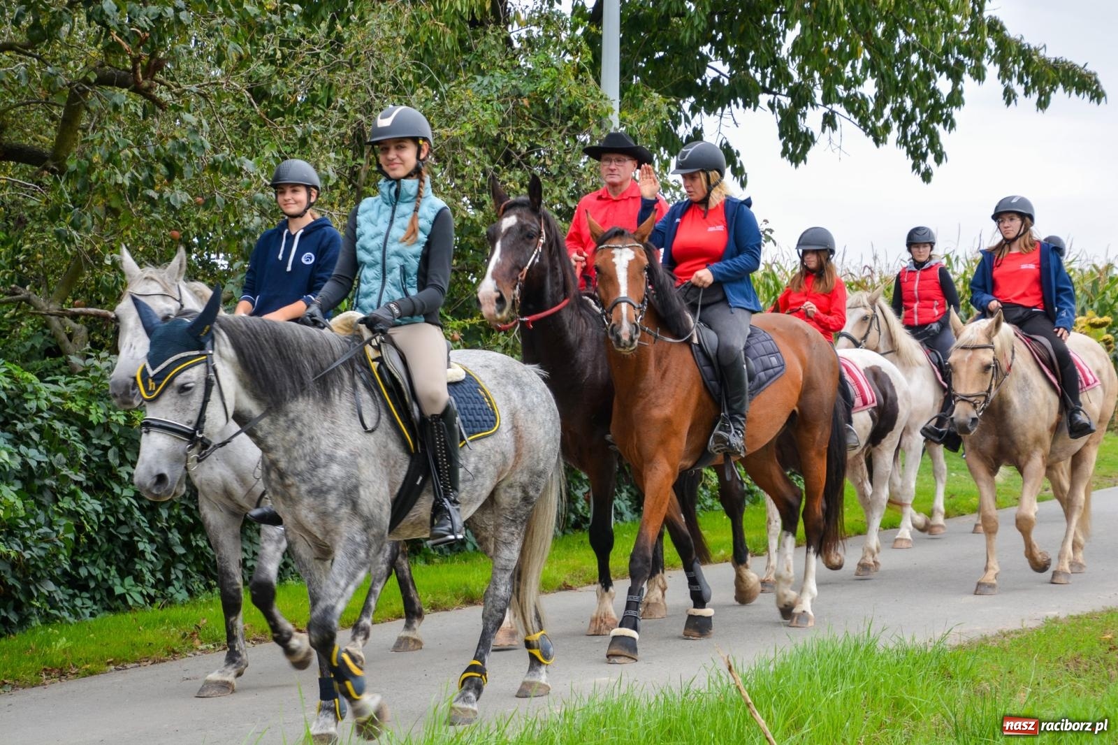 Zdjęcie w galerii na portalu naszraciborz.pl: Hubertus w Żerdzinach – emocje na końskim grzbiecie i nowe atrakcje dla miłośników jeździectwa wiadomości z regionu