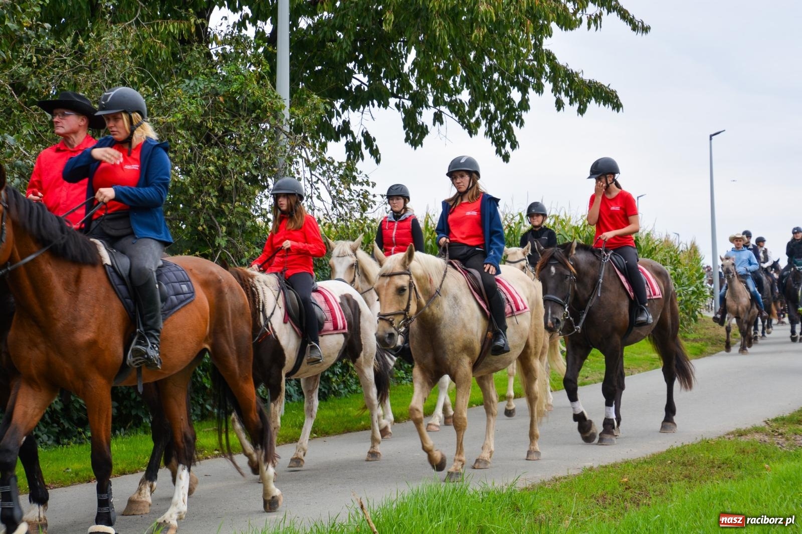 Zdjęcie w galerii na portalu naszraciborz.pl: Hubertus w Żerdzinach – emocje na końskim grzbiecie i nowe atrakcje dla miłośników jeździectwa wiadomości z regionu