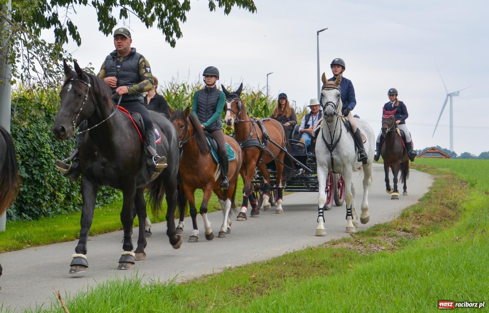 Zdjęcie w galerii na portalu naszraciborz.pl: Hubertus w Żerdzinach – emocje na końskim grzbiecie i nowe atrakcje dla miłośników jeździectwa wiadomości z regionu