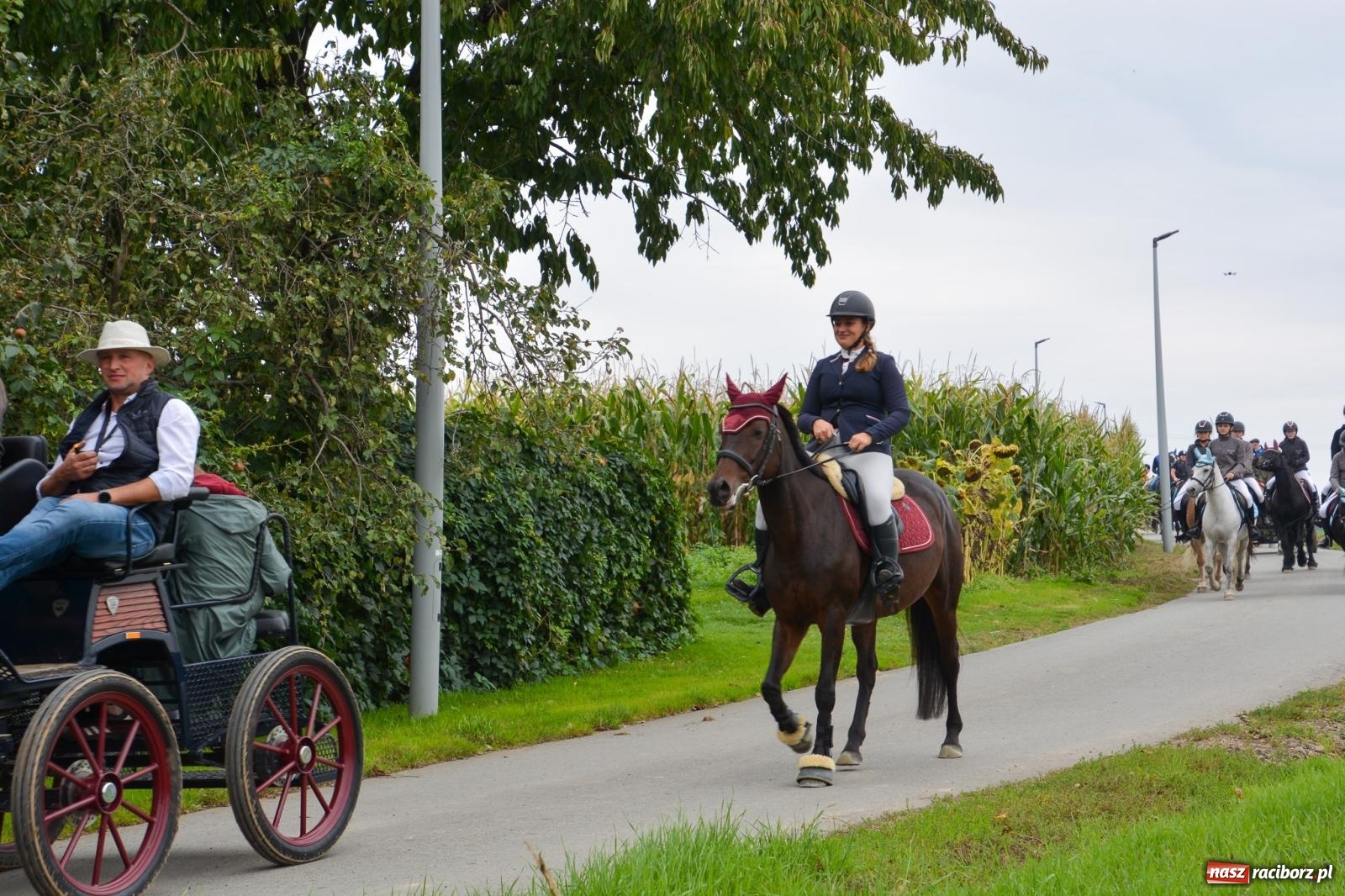Zdjęcie w galerii na portalu naszraciborz.pl: Hubertus w Żerdzinach – emocje na końskim grzbiecie i nowe atrakcje dla miłośników jeździectwa wiadomości z regionu