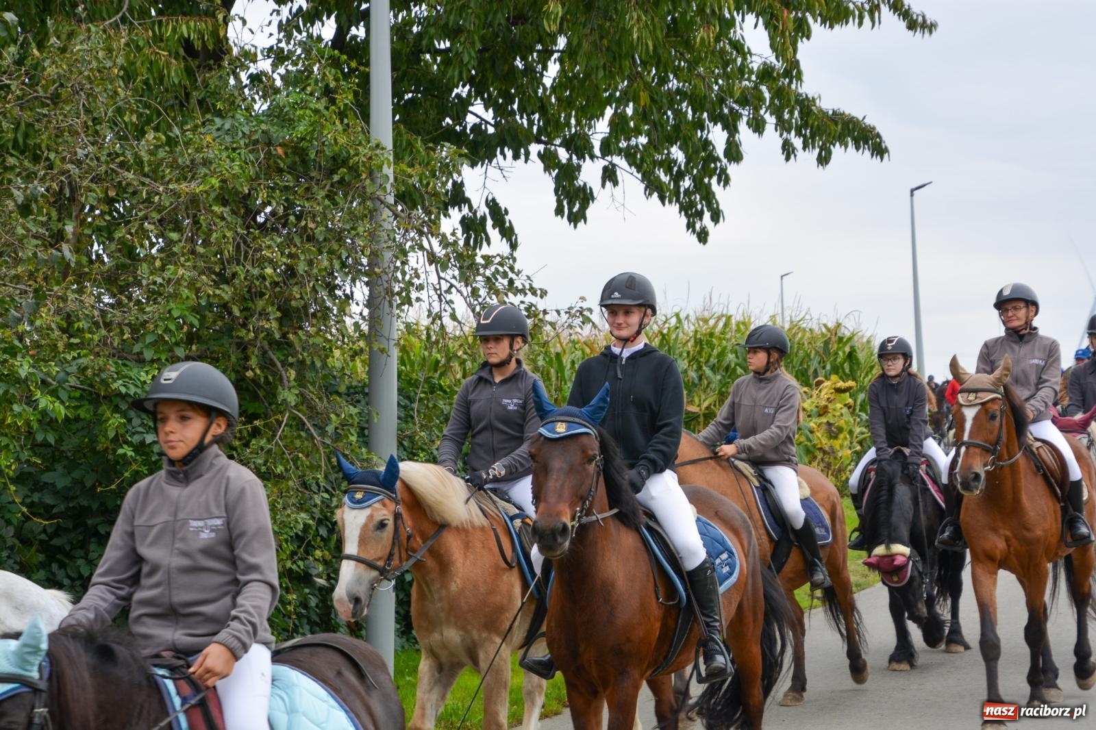Zdjęcie w galerii na portalu naszraciborz.pl: Hubertus w Żerdzinach – emocje na końskim grzbiecie i nowe atrakcje dla miłośników jeździectwa wiadomości z regionu