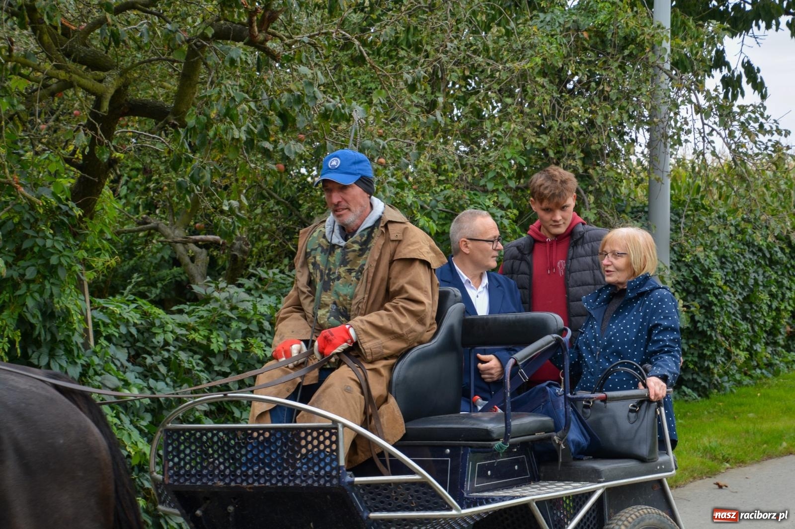 Zdjęcie w galerii na portalu naszraciborz.pl: Hubertus w Żerdzinach – emocje na końskim grzbiecie i nowe atrakcje dla miłośników jeździectwa wiadomości z regionu
