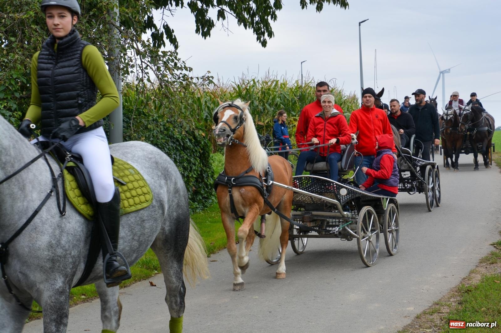 Zdjęcie w galerii na portalu naszraciborz.pl: Hubertus w Żerdzinach – emocje na końskim grzbiecie i nowe atrakcje dla miłośników jeździectwa wiadomości z regionu