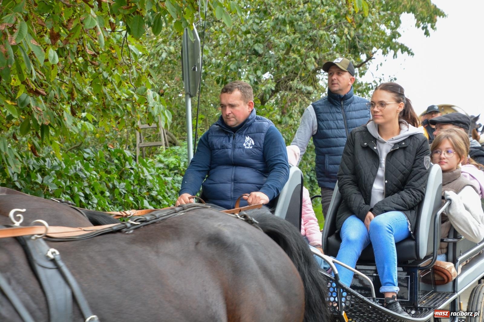 Zdjęcie w galerii na portalu naszraciborz.pl: Hubertus w Żerdzinach – emocje na końskim grzbiecie i nowe atrakcje dla miłośników jeździectwa wiadomości z regionu