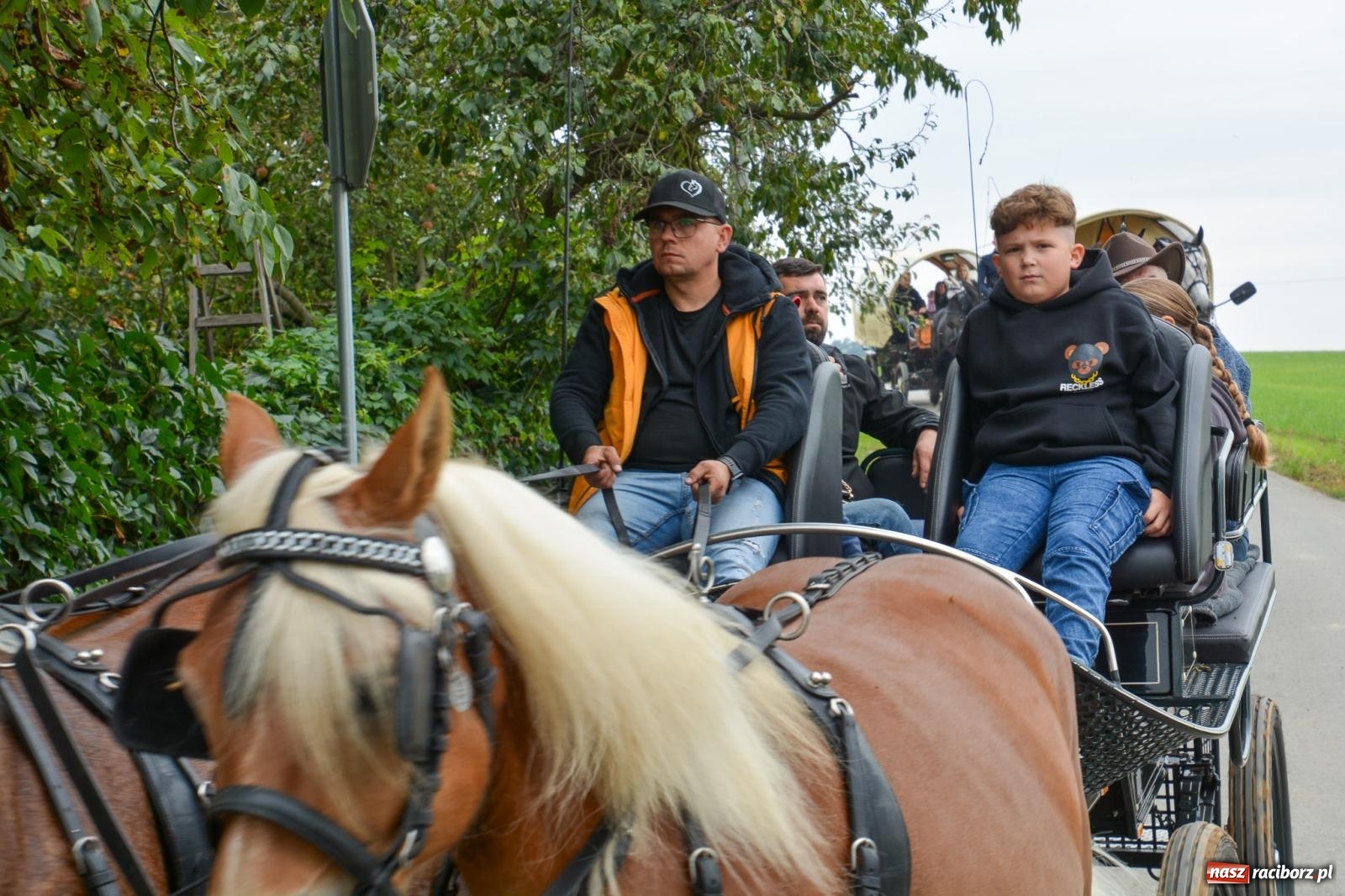Zdjęcie w galerii na portalu naszraciborz.pl: Hubertus w Żerdzinach – emocje na końskim grzbiecie i nowe atrakcje dla miłośników jeździectwa wiadomości z regionu