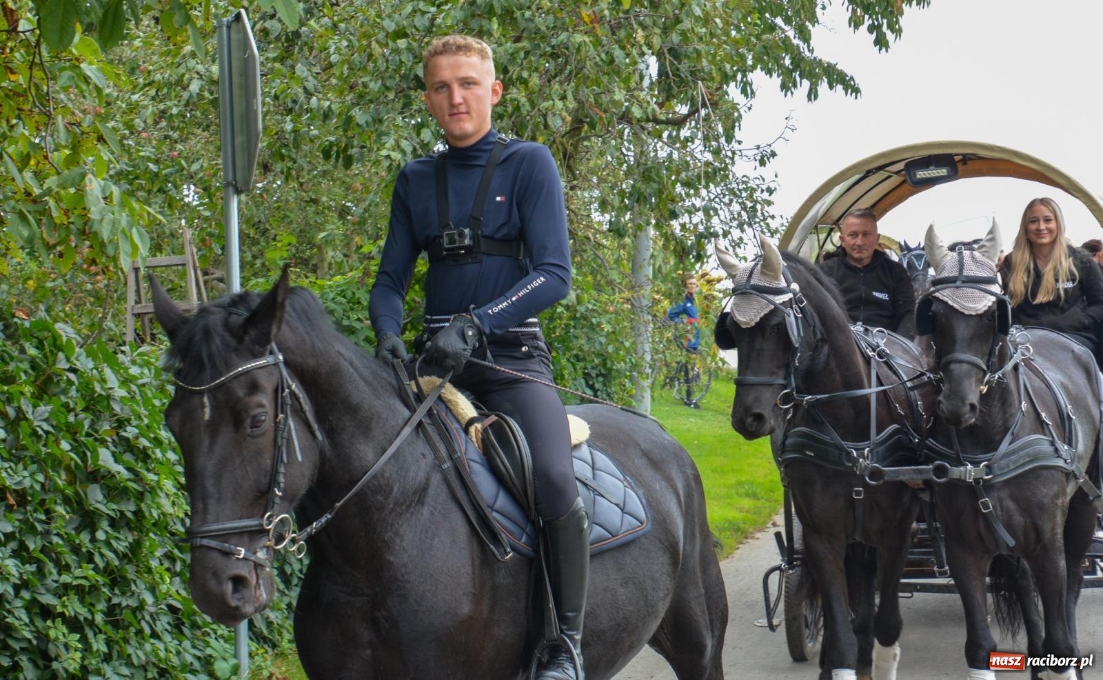 Zdjęcie w galerii na portalu naszraciborz.pl: Hubertus w Żerdzinach – emocje na końskim grzbiecie i nowe atrakcje dla miłośników jeździectwa wiadomości z regionu