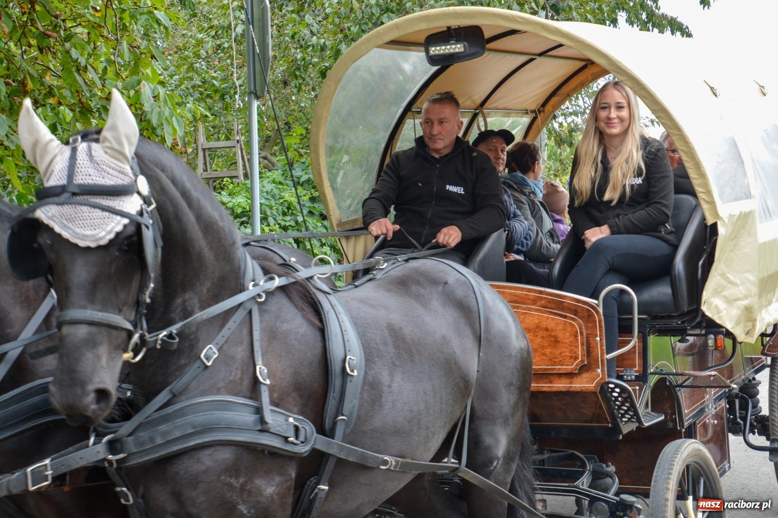 Zdjęcie w galerii na portalu naszraciborz.pl: Hubertus w Żerdzinach – emocje na końskim grzbiecie i nowe atrakcje dla miłośników jeździectwa wiadomości z regionu