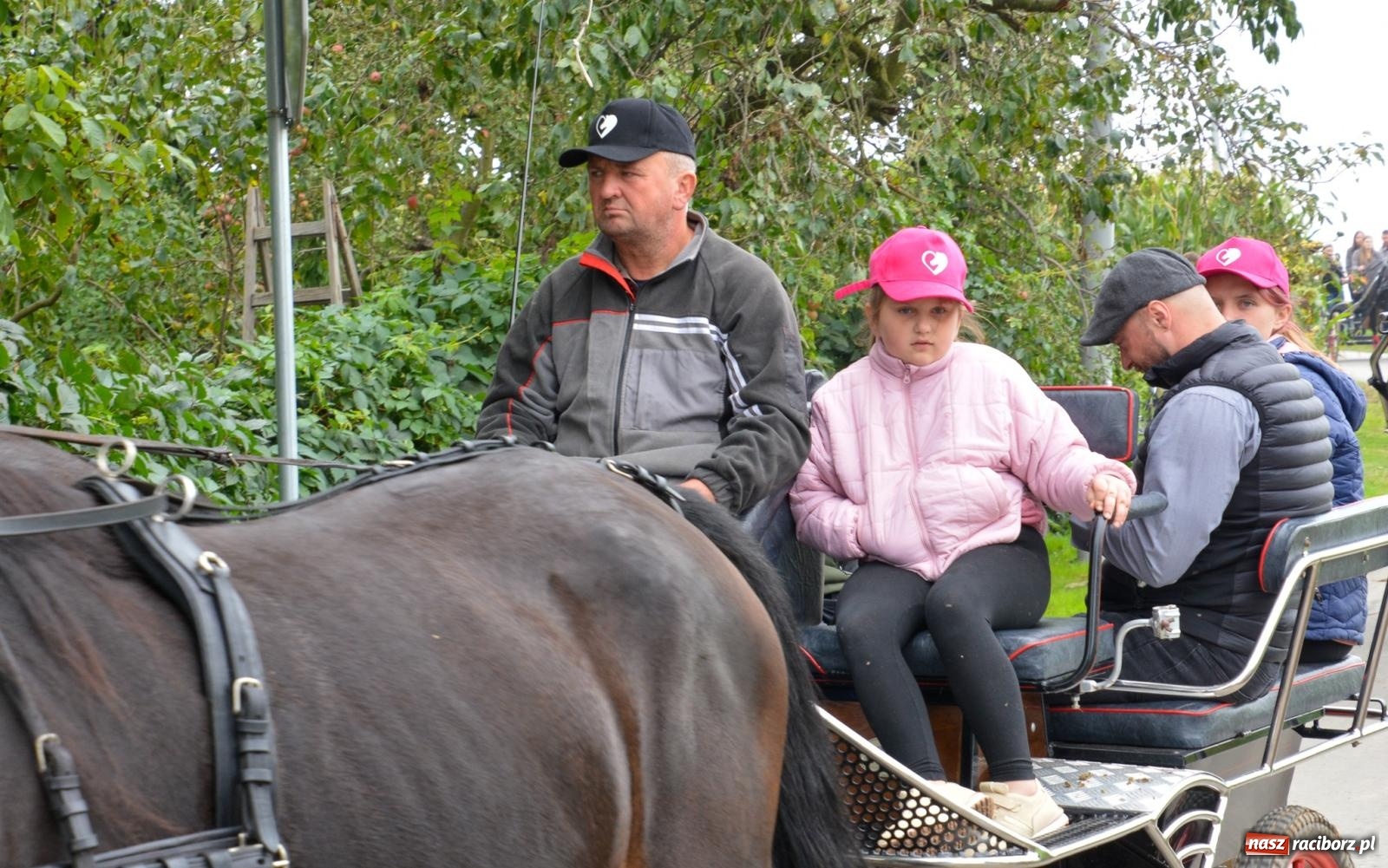 Zdjęcie w galerii na portalu naszraciborz.pl: Hubertus w Żerdzinach – emocje na końskim grzbiecie i nowe atrakcje dla miłośników jeździectwa wiadomości z regionu