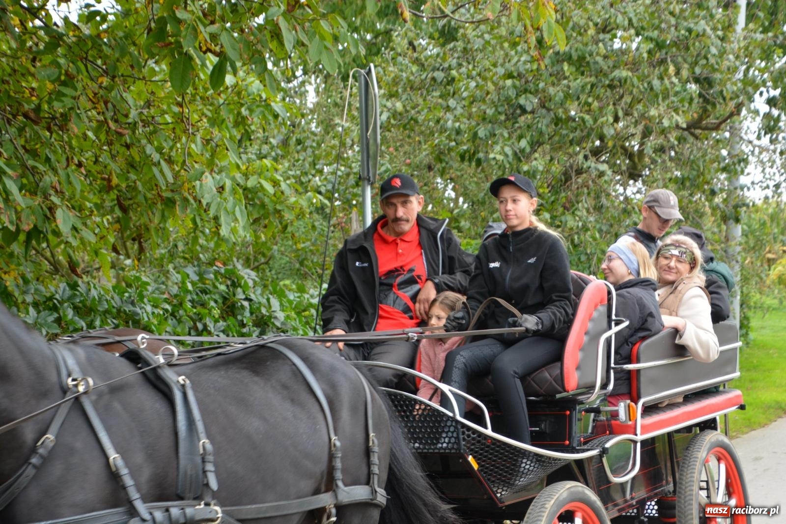 Zdjęcie w galerii na portalu naszraciborz.pl: Hubertus w Żerdzinach – emocje na końskim grzbiecie i nowe atrakcje dla miłośników jeździectwa wiadomości z regionu