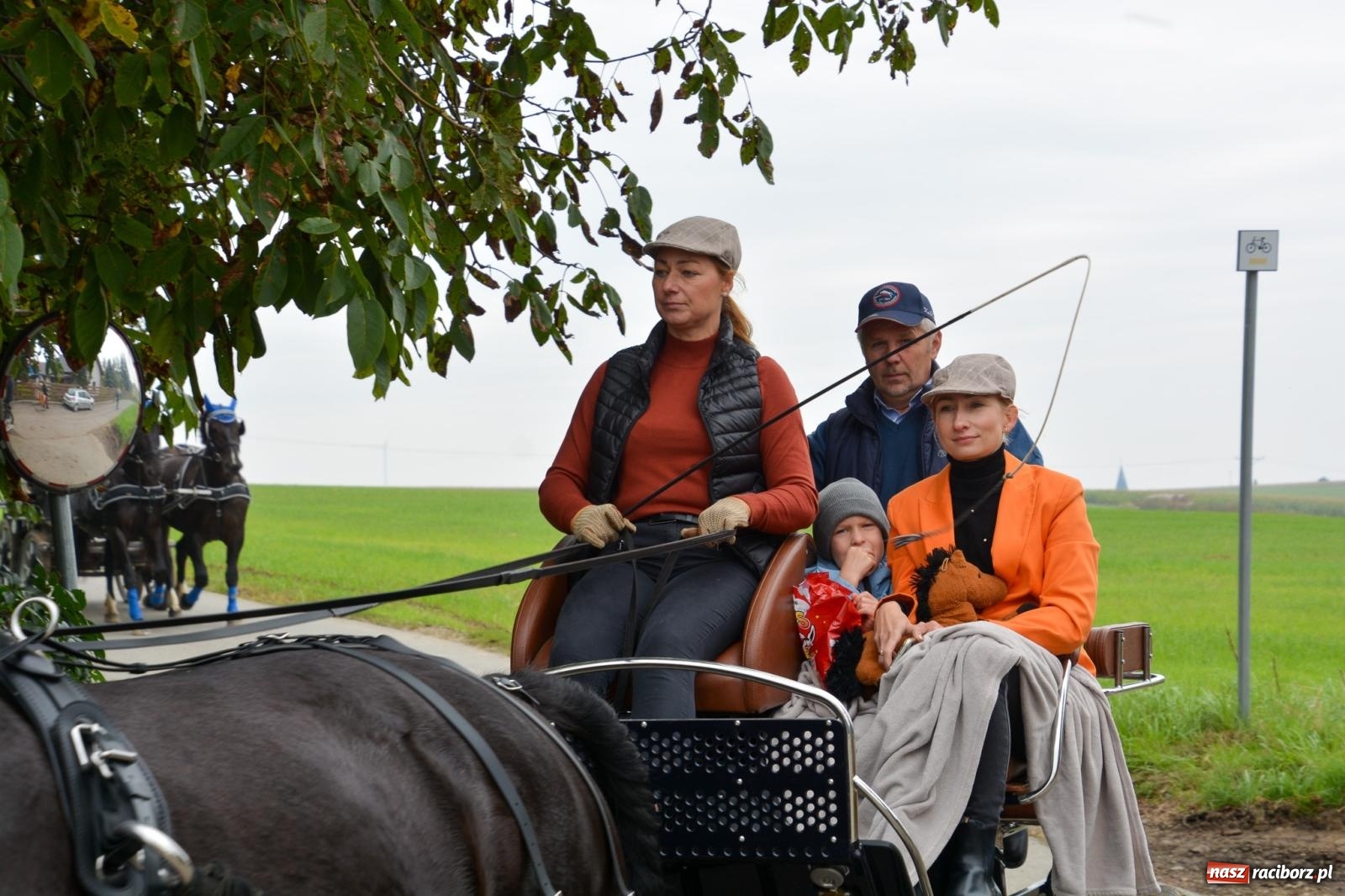 Zdjęcie w galerii na portalu naszraciborz.pl: Hubertus w Żerdzinach – emocje na końskim grzbiecie i nowe atrakcje dla miłośników jeździectwa wiadomości z regionu