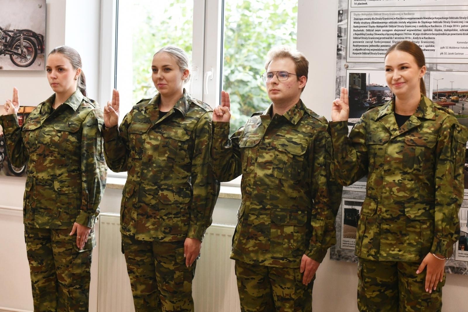 Zdjęcie w galerii na portalu naszraciborz.pl: Śląski Oddział Straży Granicznej z Raciborza zasiliło 42 nowych funkcjonariuszy wiadomości z regionu