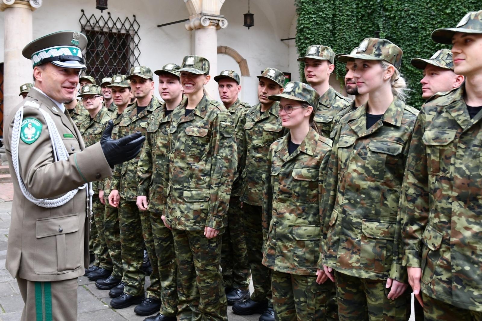 Zdjęcie w galerii na portalu naszraciborz.pl: Śląski Oddział Straży Granicznej z Raciborza zasiliło 42 nowych funkcjonariuszy wiadomości z regionu