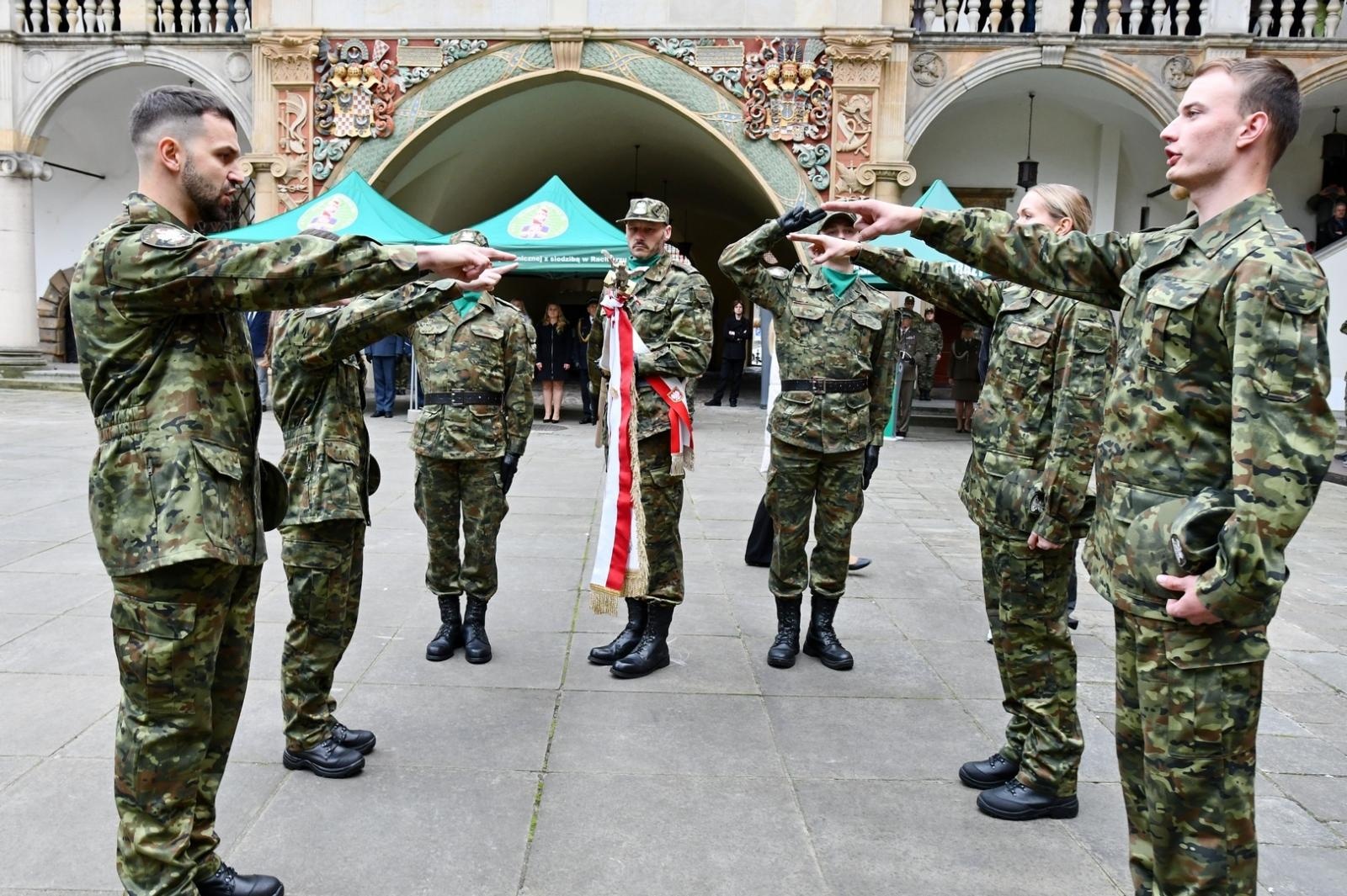 Zdjęcie w galerii na portalu naszraciborz.pl: Śląski Oddział Straży Granicznej z Raciborza zasiliło 42 nowych funkcjonariuszy wiadomości z regionu