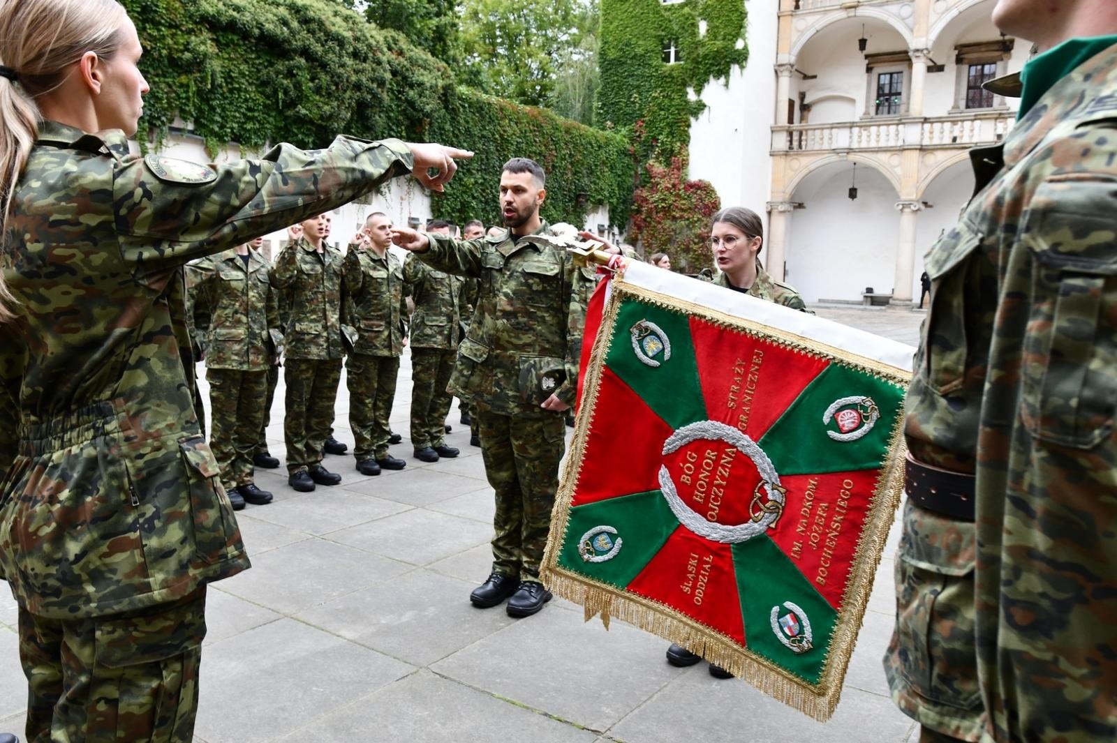 Zdjęcie w galerii na portalu naszraciborz.pl: Śląski Oddział Straży Granicznej z Raciborza zasiliło 42 nowych funkcjonariuszy wiadomości z regionu