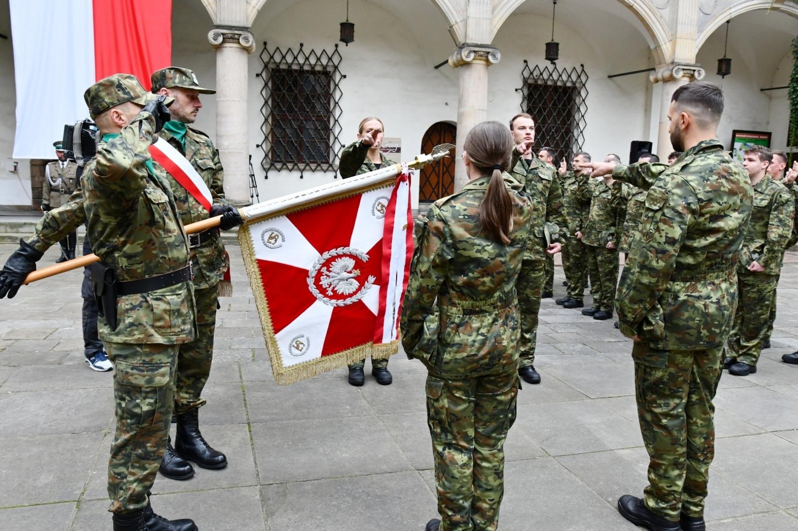 Zdjęcie w galerii na portalu naszraciborz.pl: Śląski Oddział Straży Granicznej z Raciborza zasiliło 42 nowych funkcjonariuszy wiadomości z regionu