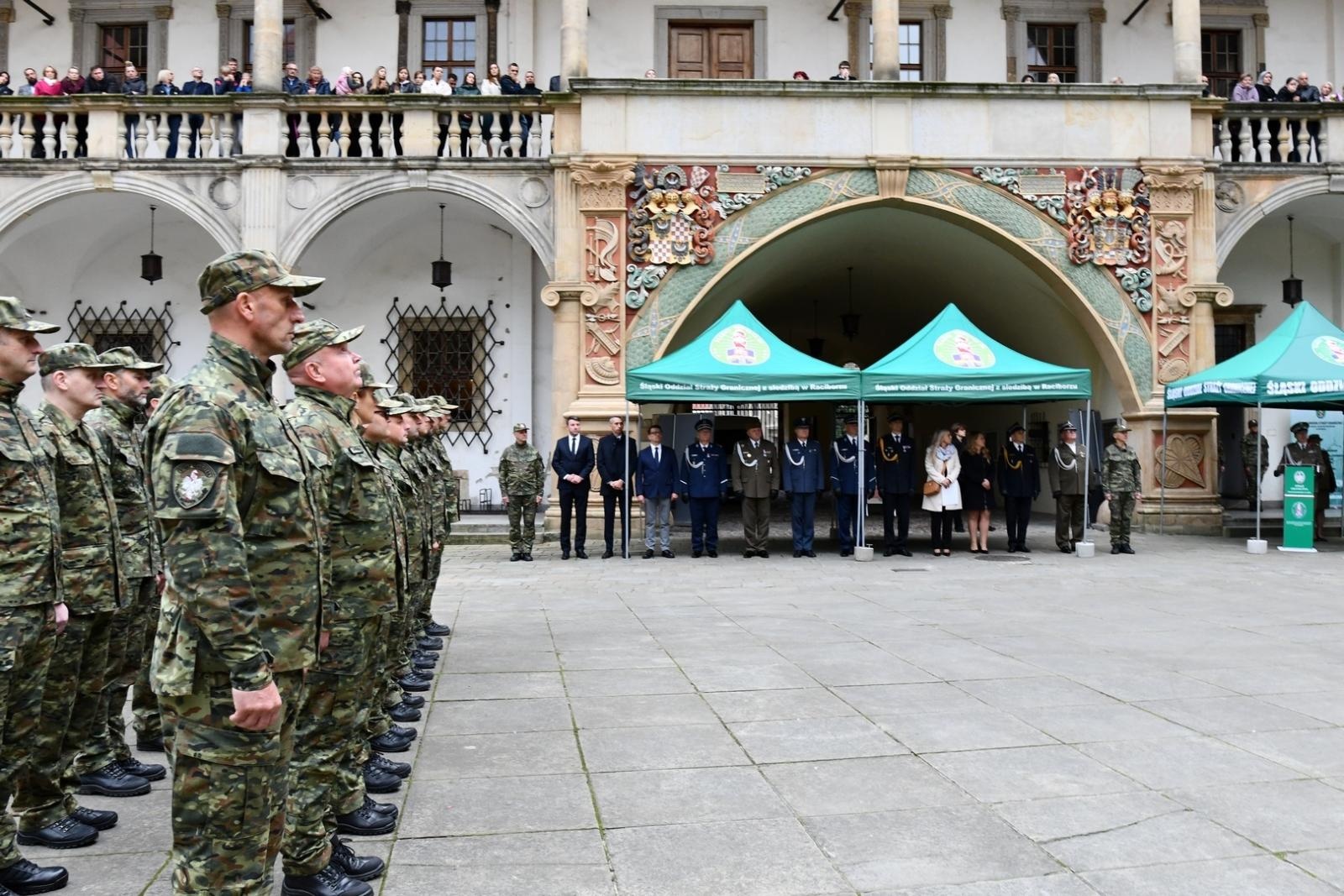 Zdjęcie w galerii na portalu naszraciborz.pl: Śląski Oddział Straży Granicznej z Raciborza zasiliło 42 nowych funkcjonariuszy wiadomości z regionu