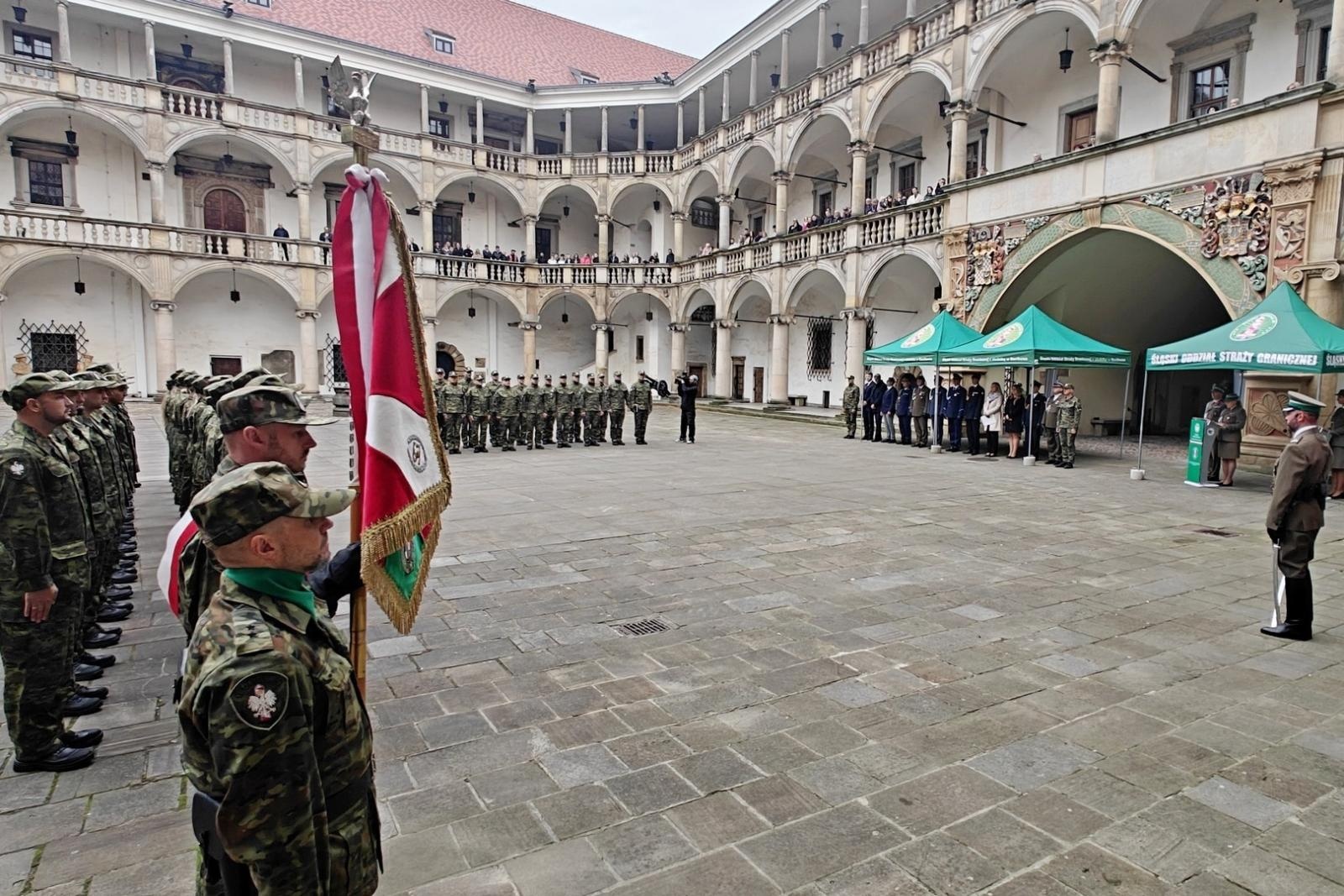 Zdjęcie w galerii na portalu naszraciborz.pl: Śląski Oddział Straży Granicznej z Raciborza zasiliło 42 nowych funkcjonariuszy wiadomości z regionu