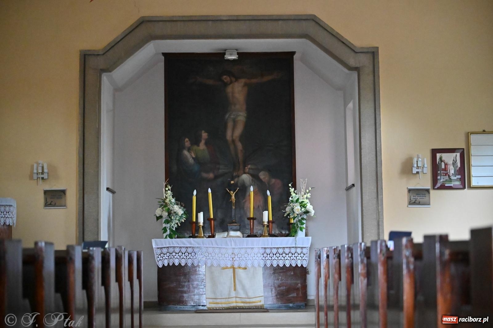 Zdjęcie w galerii na portalu naszraciborz.pl: Muzyka na wzgórzu i zwiedzanie kaplicy – koncert, który obudził ciszę cmentarza ewangelickiego w Raciborzu wiadomości z regionu