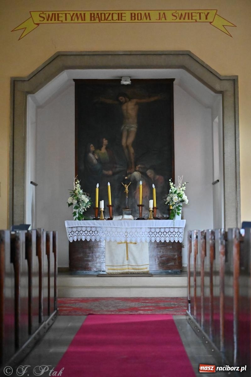 Zdjęcie w galerii na portalu naszraciborz.pl: Muzyka na wzgórzu i zwiedzanie kaplicy – koncert, który obudził ciszę cmentarza ewangelickiego w Raciborzu wiadomości z regionu