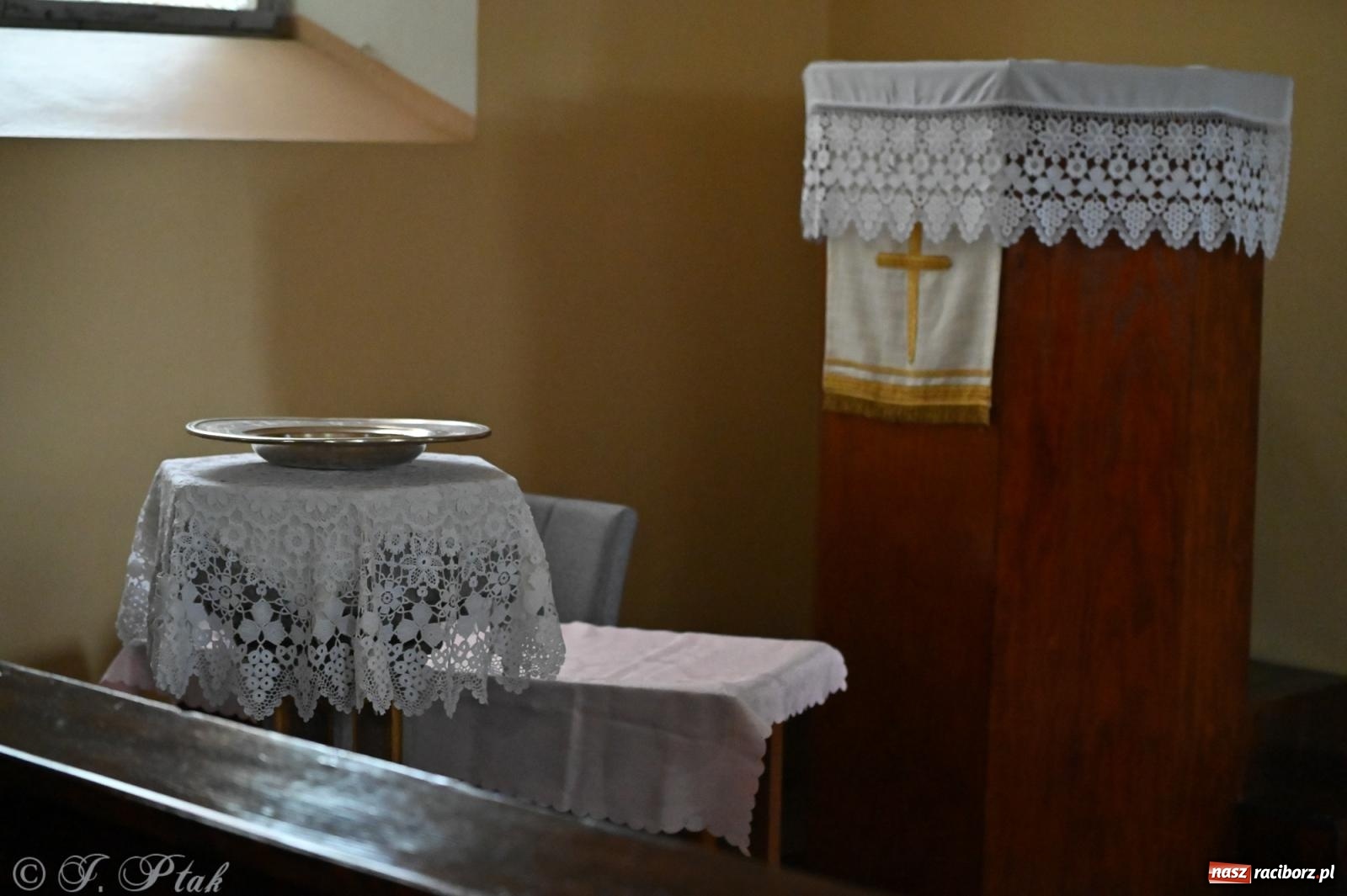 Zdjęcie w galerii na portalu naszraciborz.pl: Muzyka na wzgórzu i zwiedzanie kaplicy – koncert, który obudził ciszę cmentarza ewangelickiego w Raciborzu wiadomości z regionu