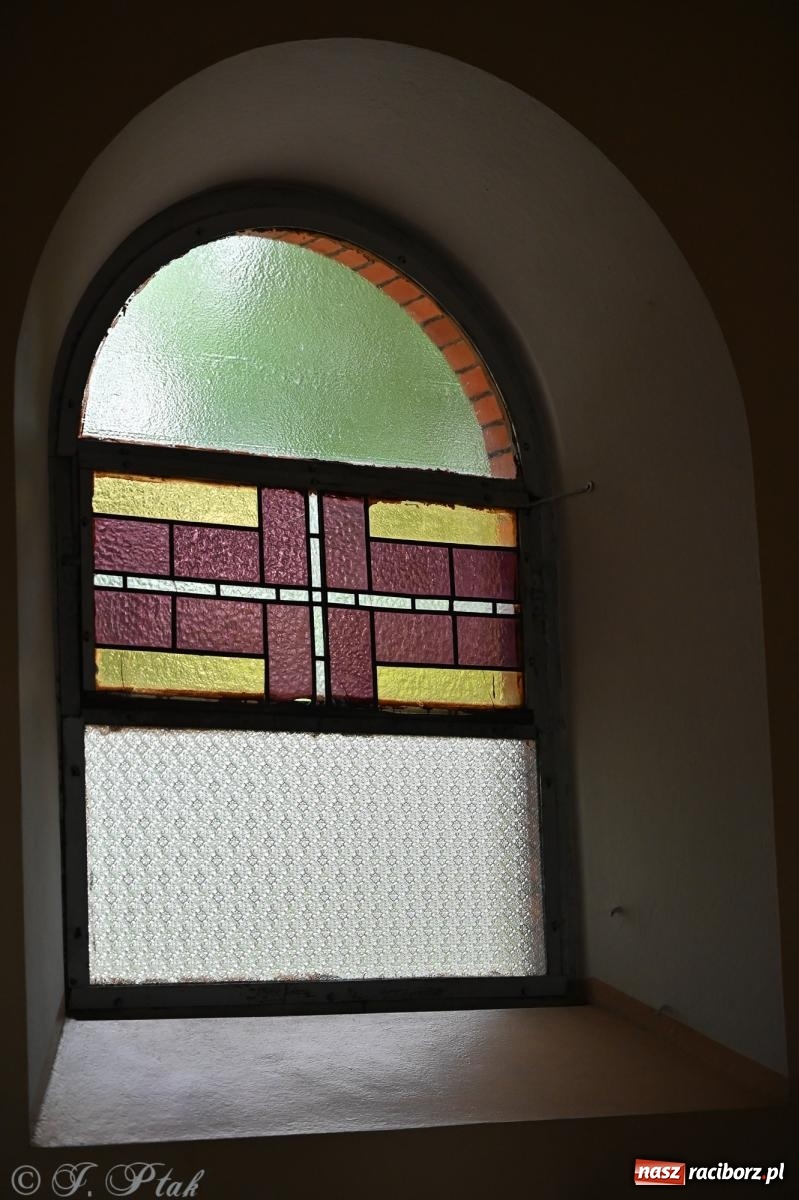 Zdjęcie w galerii na portalu naszraciborz.pl: Muzyka na wzgórzu i zwiedzanie kaplicy – koncert, który obudził ciszę cmentarza ewangelickiego w Raciborzu wiadomości z regionu