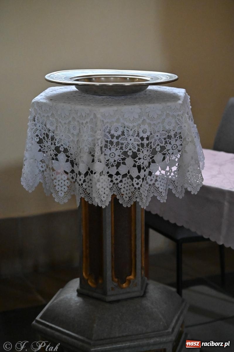 Zdjęcie w galerii na portalu naszraciborz.pl: Muzyka na wzgórzu i zwiedzanie kaplicy – koncert, który obudził ciszę cmentarza ewangelickiego w Raciborzu wiadomości z regionu