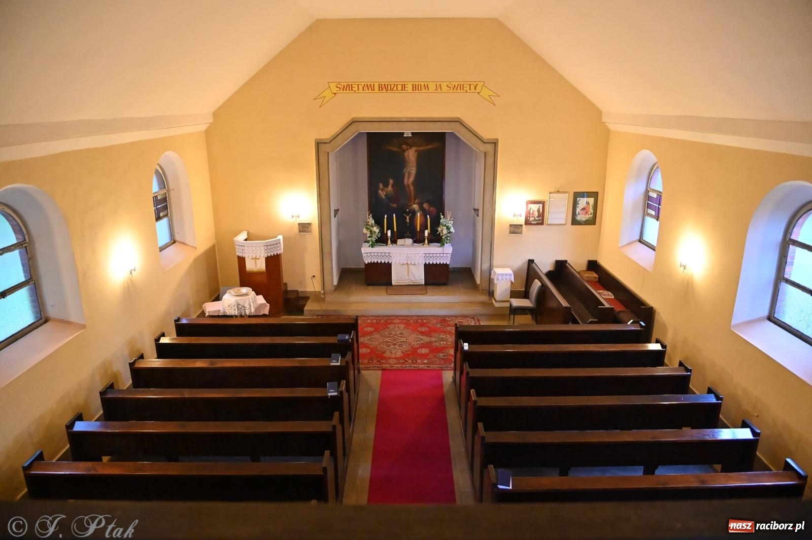 Zdjęcie w galerii na portalu naszraciborz.pl: Muzyka na wzgórzu i zwiedzanie kaplicy – koncert, który obudził ciszę cmentarza ewangelickiego w Raciborzu wiadomości z regionu