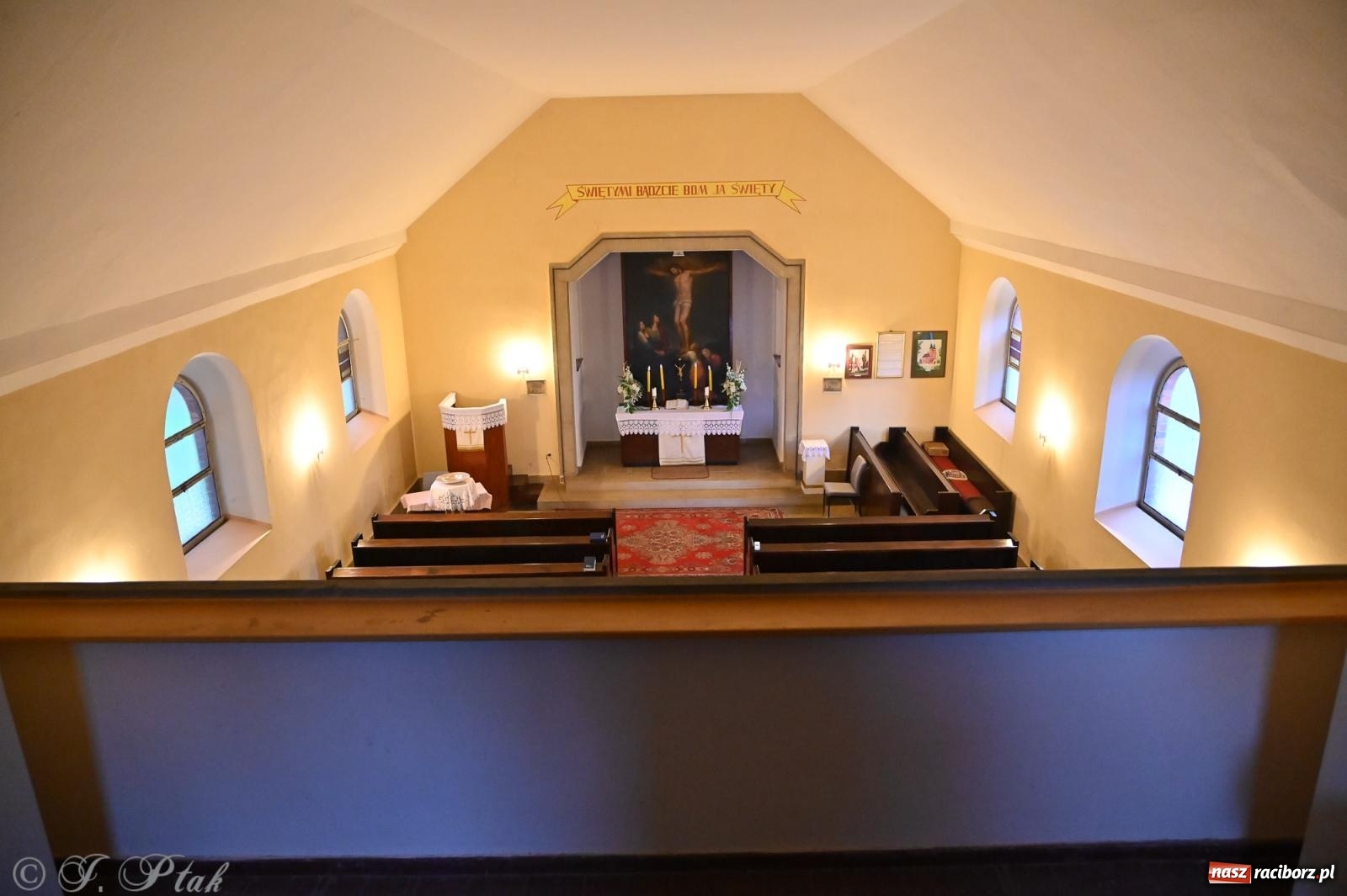 Zdjęcie w galerii na portalu naszraciborz.pl: Muzyka na wzgórzu i zwiedzanie kaplicy – koncert, który obudził ciszę cmentarza ewangelickiego w Raciborzu wiadomości z regionu