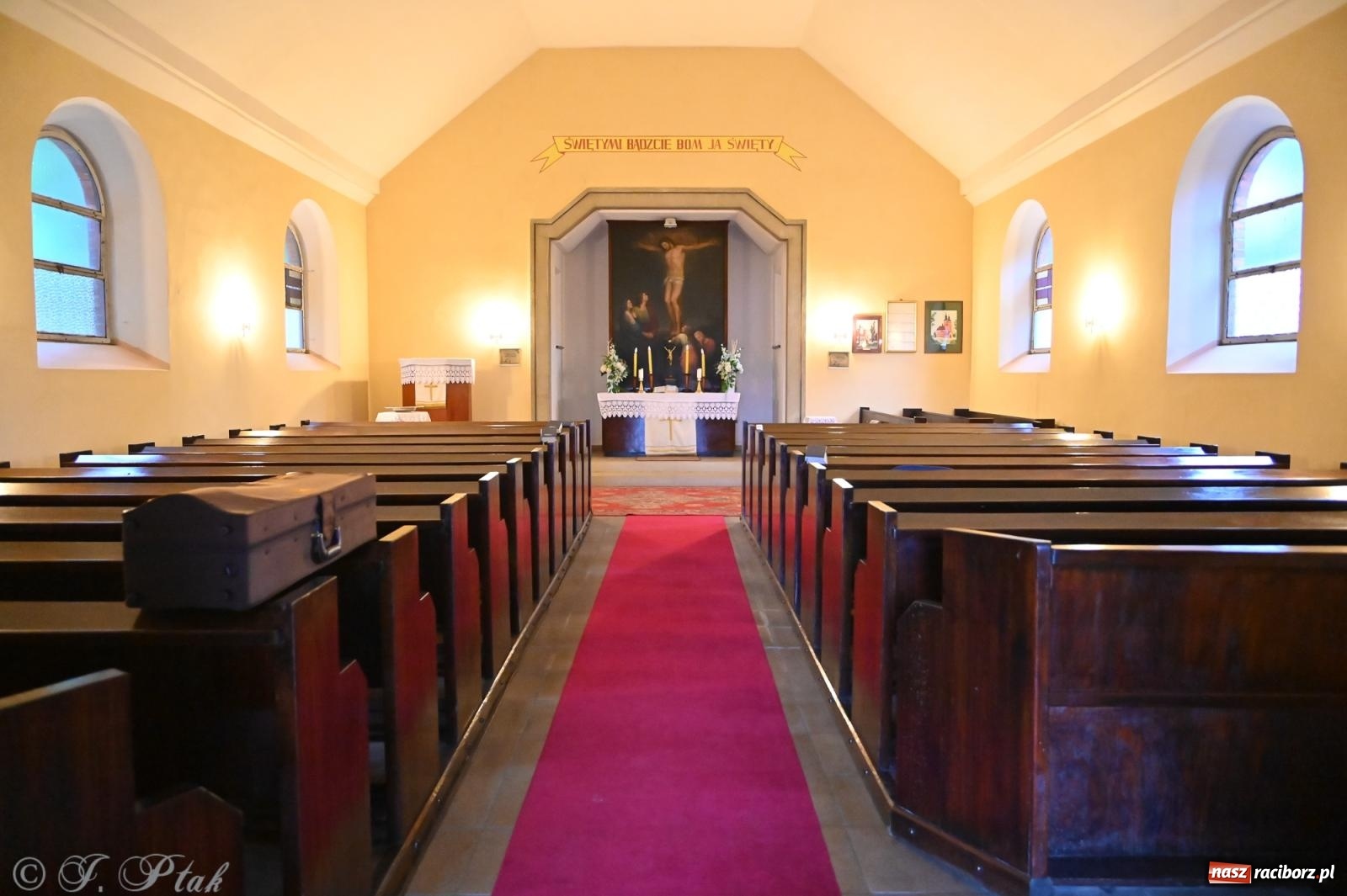 Zdjęcie w galerii na portalu naszraciborz.pl: Muzyka na wzgórzu i zwiedzanie kaplicy – koncert, który obudził ciszę cmentarza ewangelickiego w Raciborzu wiadomości z regionu