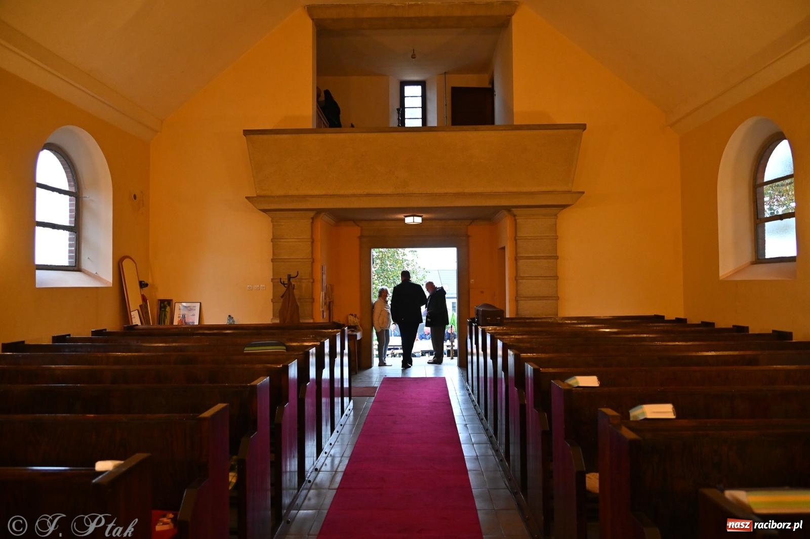 Zdjęcie w galerii na portalu naszraciborz.pl: Muzyka na wzgórzu i zwiedzanie kaplicy – koncert, który obudził ciszę cmentarza ewangelickiego w Raciborzu wiadomości z regionu