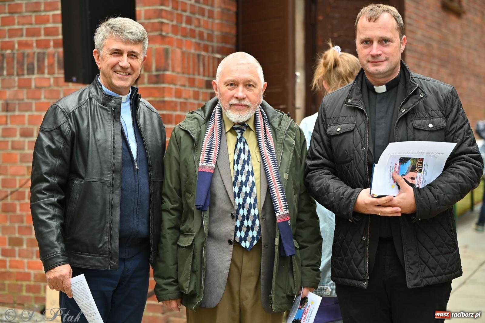 Zdjęcie w galerii na portalu naszraciborz.pl: Muzyka na wzgórzu i zwiedzanie kaplicy – koncert, który obudził ciszę cmentarza ewangelickiego w Raciborzu wiadomości z regionu