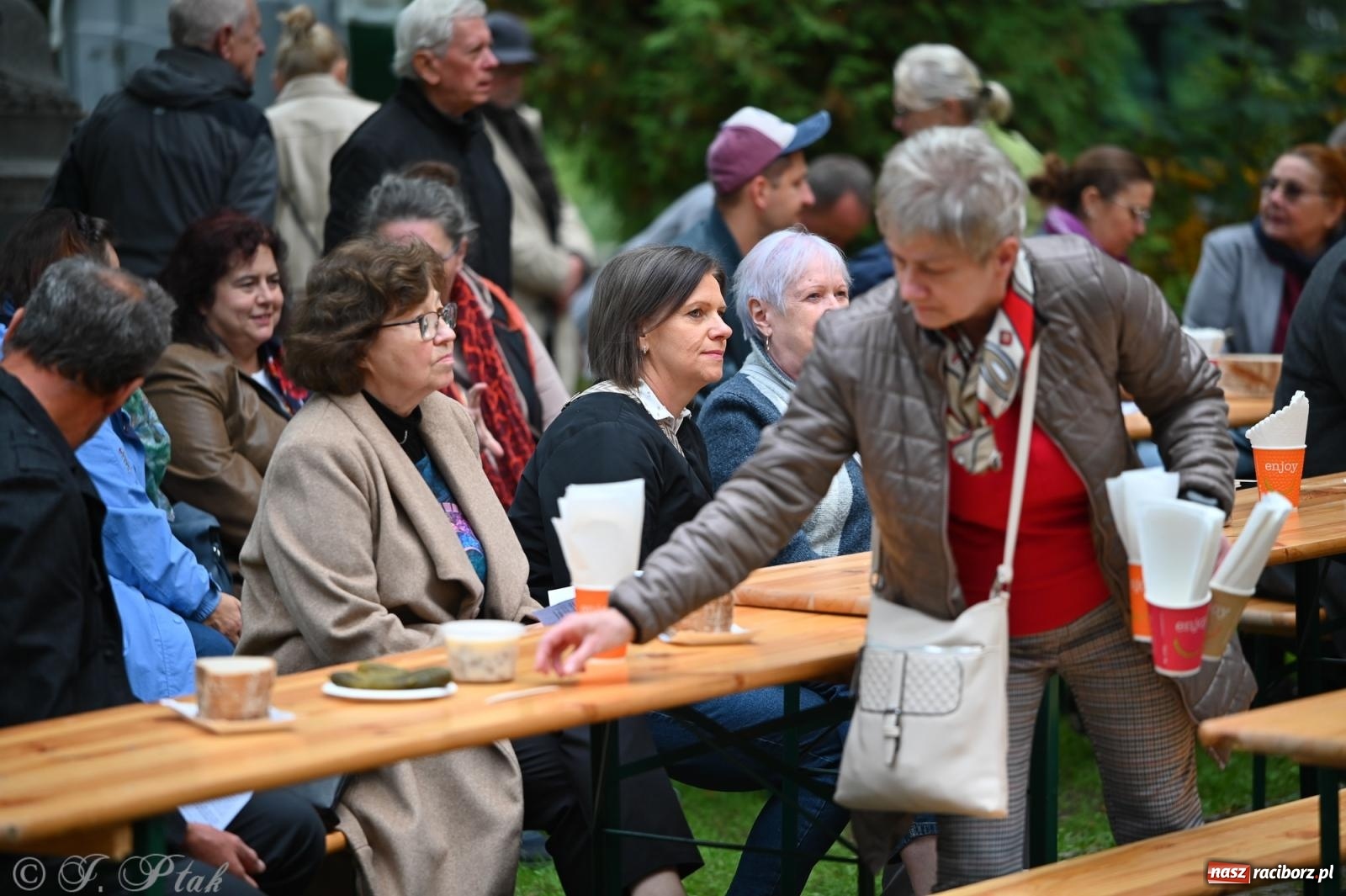 Zdjęcie w galerii na portalu naszraciborz.pl: Muzyka na wzgórzu i zwiedzanie kaplicy – koncert, który obudził ciszę cmentarza ewangelickiego w Raciborzu wiadomości z regionu