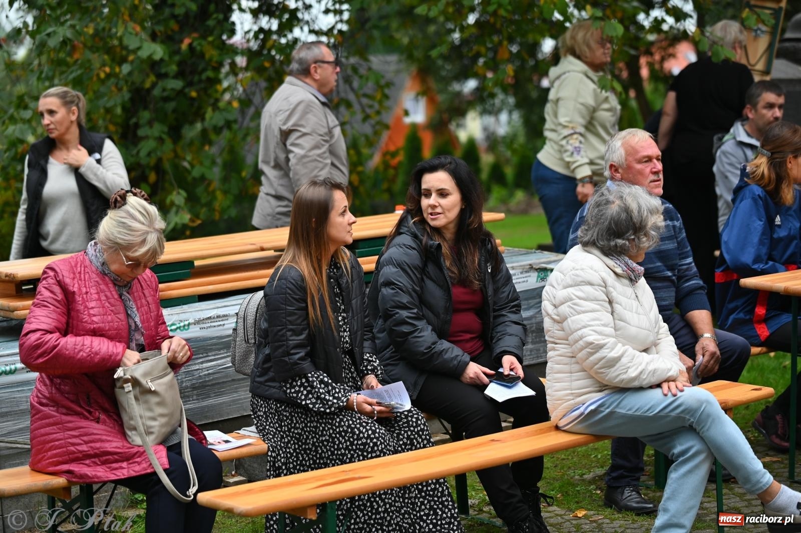 Zdjęcie w galerii na portalu naszraciborz.pl: Muzyka na wzgórzu i zwiedzanie kaplicy – koncert, który obudził ciszę cmentarza ewangelickiego w Raciborzu wiadomości z regionu