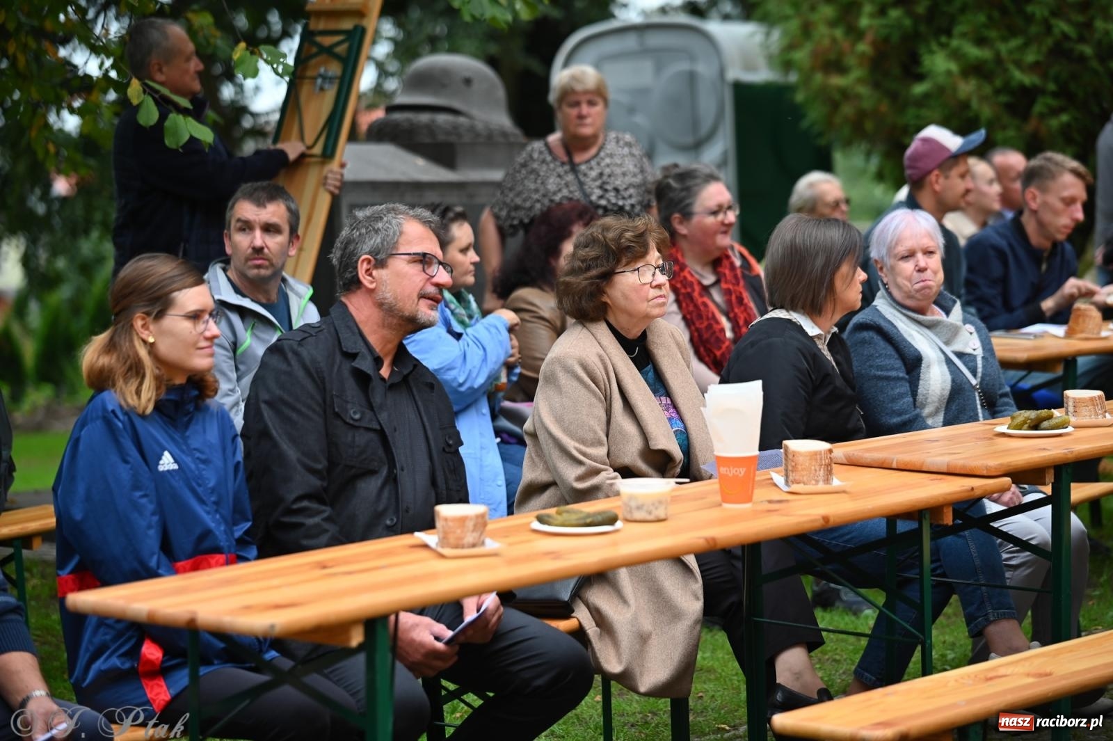 Zdjęcie w galerii na portalu naszraciborz.pl: Muzyka na wzgórzu i zwiedzanie kaplicy – koncert, który obudził ciszę cmentarza ewangelickiego w Raciborzu wiadomości z regionu