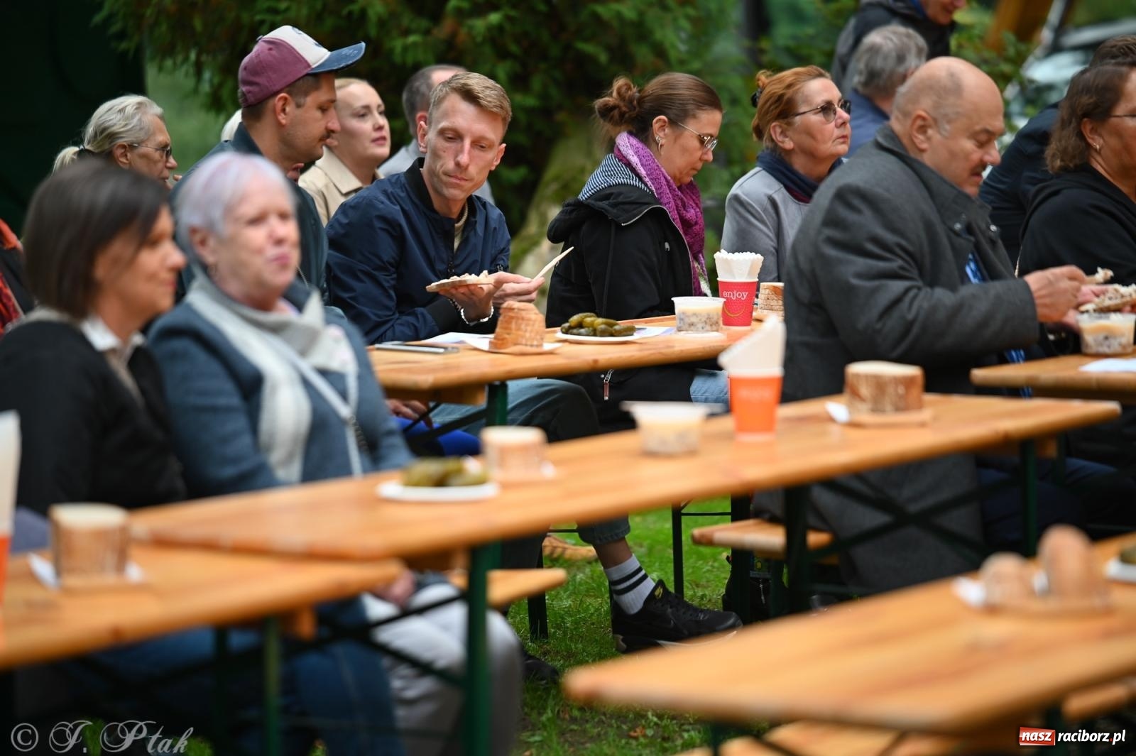 Zdjęcie w galerii na portalu naszraciborz.pl: Muzyka na wzgórzu i zwiedzanie kaplicy – koncert, który obudził ciszę cmentarza ewangelickiego w Raciborzu wiadomości z regionu