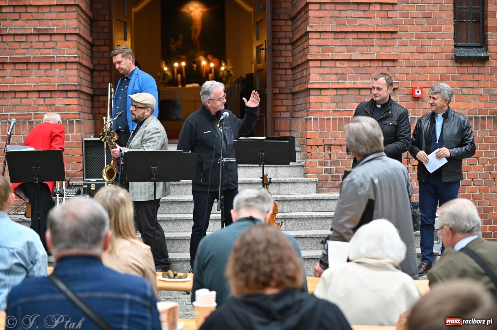 Zdjęcie w galerii na portalu naszraciborz.pl: Muzyka na wzgórzu i zwiedzanie kaplicy – koncert, który obudził ciszę cmentarza ewangelickiego w Raciborzu wiadomości z regionu
