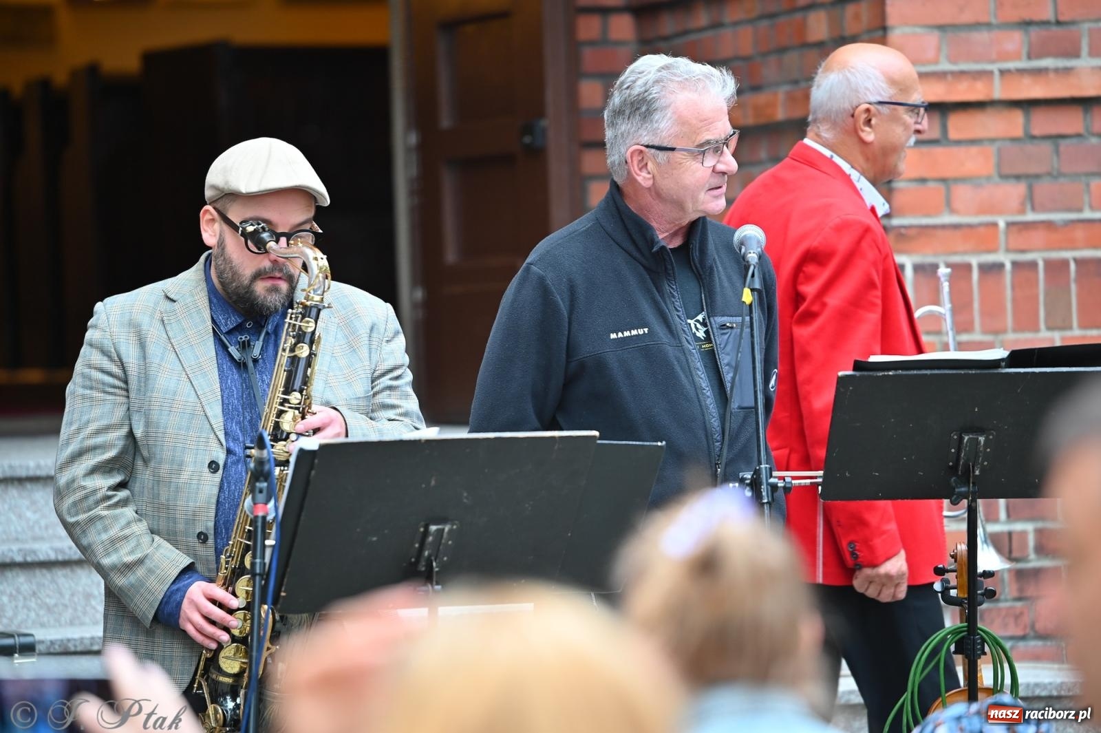 Zdjęcie w galerii na portalu naszraciborz.pl: Muzyka na wzgórzu i zwiedzanie kaplicy – koncert, który obudził ciszę cmentarza ewangelickiego w Raciborzu wiadomości z regionu