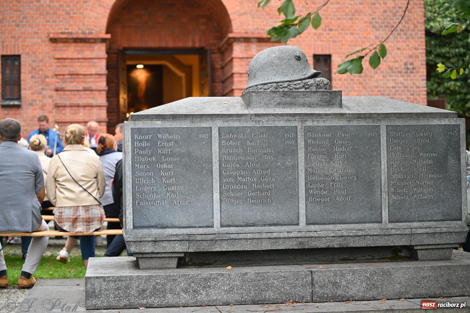 Zdjęcie w galerii na portalu naszraciborz.pl: Muzyka na wzgórzu i zwiedzanie kaplicy – koncert, który obudził ciszę cmentarza ewangelickiego w Raciborzu wiadomości z regionu