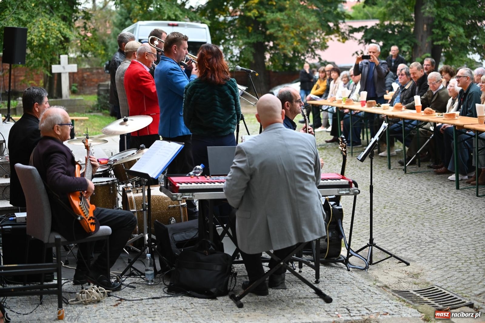 Zdjęcie w galerii na portalu naszraciborz.pl: Muzyka na wzgórzu i zwiedzanie kaplicy – koncert, który obudził ciszę cmentarza ewangelickiego w Raciborzu wiadomości z regionu