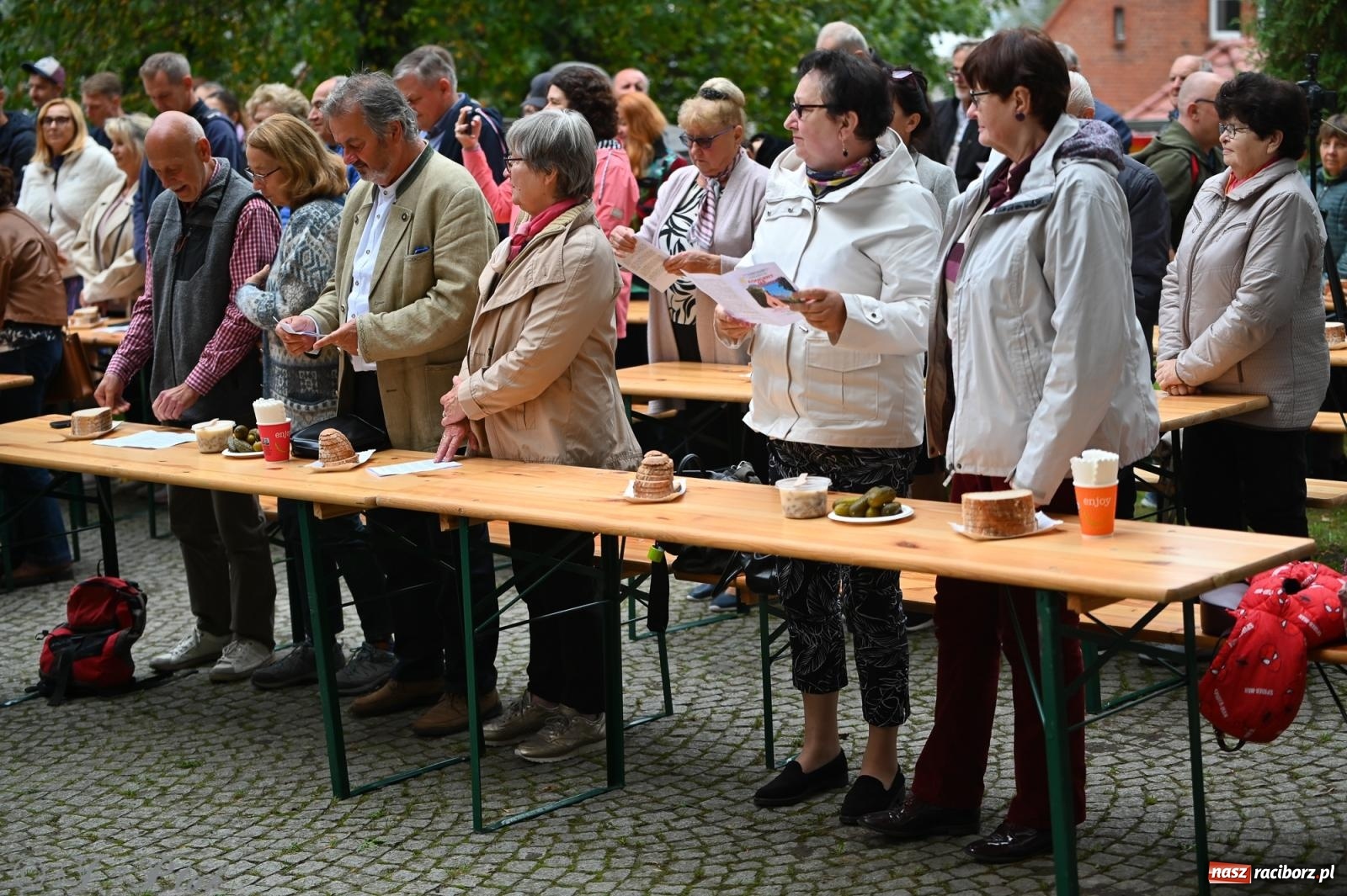 Zdjęcie w galerii na portalu naszraciborz.pl: Muzyka na wzgórzu i zwiedzanie kaplicy – koncert, który obudził ciszę cmentarza ewangelickiego w Raciborzu wiadomości z regionu