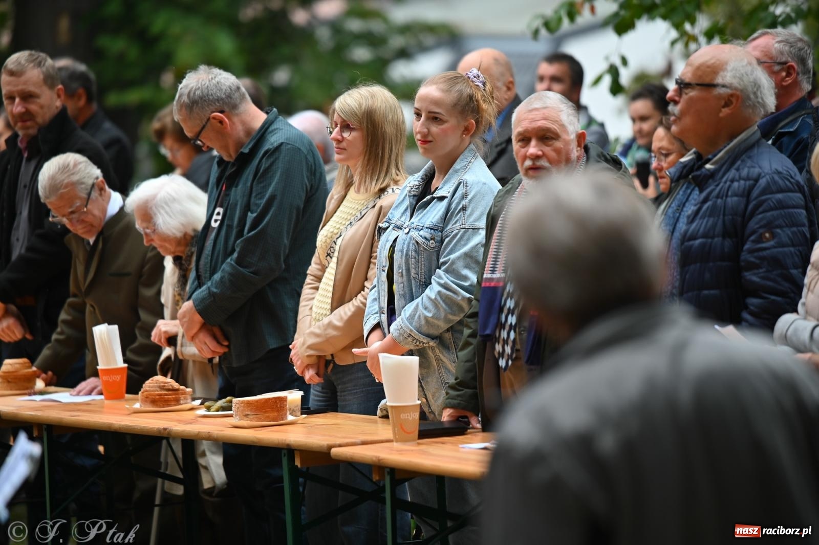 Zdjęcie w galerii na portalu naszraciborz.pl: Muzyka na wzgórzu i zwiedzanie kaplicy – koncert, który obudził ciszę cmentarza ewangelickiego w Raciborzu wiadomości z regionu