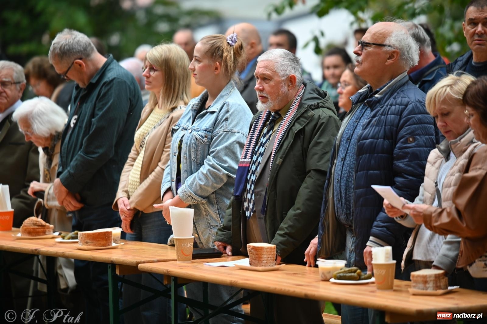 Zdjęcie w galerii na portalu naszraciborz.pl: Muzyka na wzgórzu i zwiedzanie kaplicy – koncert, który obudził ciszę cmentarza ewangelickiego w Raciborzu wiadomości z regionu