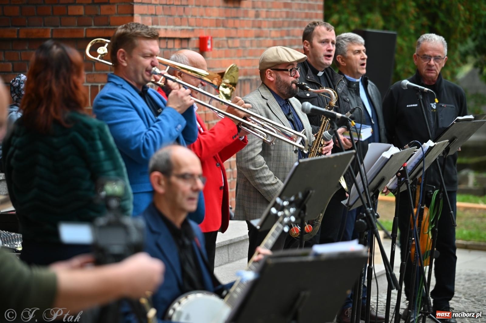 Zdjęcie w galerii na portalu naszraciborz.pl: Muzyka na wzgórzu i zwiedzanie kaplicy – koncert, który obudził ciszę cmentarza ewangelickiego w Raciborzu wiadomości z regionu