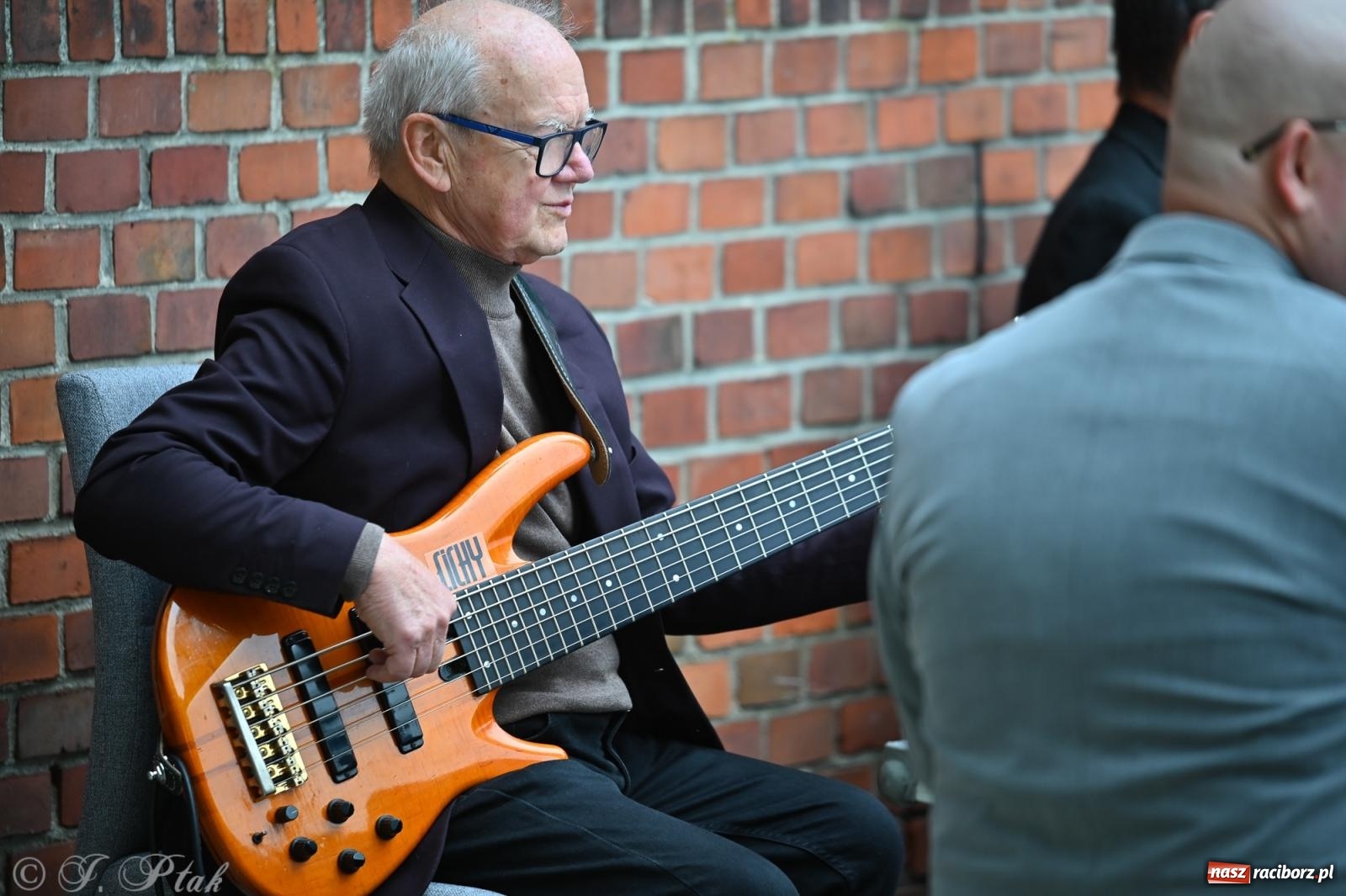 Zdjęcie w galerii na portalu naszraciborz.pl: Muzyka na wzgórzu i zwiedzanie kaplicy – koncert, który obudził ciszę cmentarza ewangelickiego w Raciborzu wiadomości z regionu