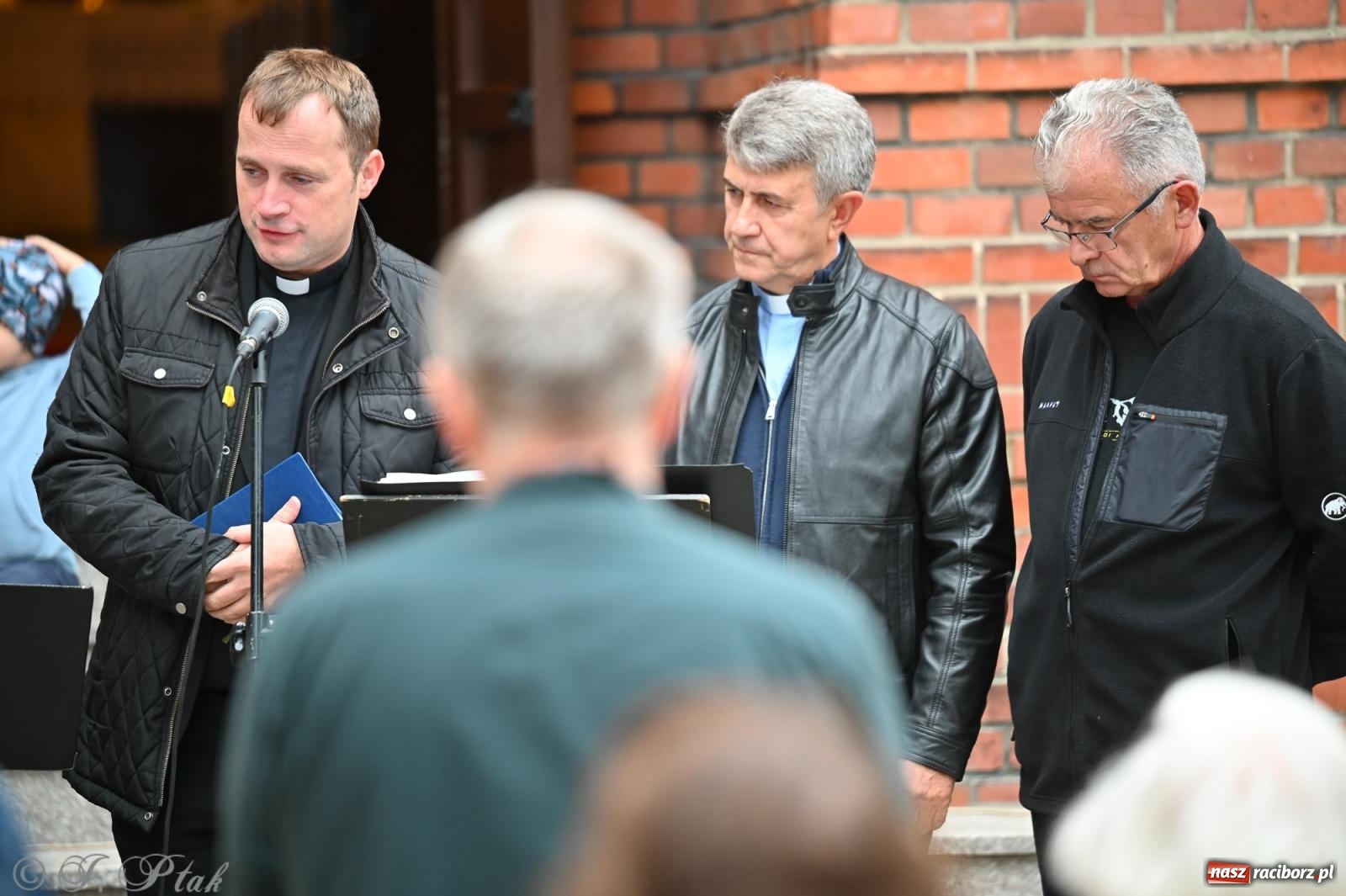 Zdjęcie w galerii na portalu naszraciborz.pl: Muzyka na wzgórzu i zwiedzanie kaplicy – koncert, który obudził ciszę cmentarza ewangelickiego w Raciborzu wiadomości z regionu