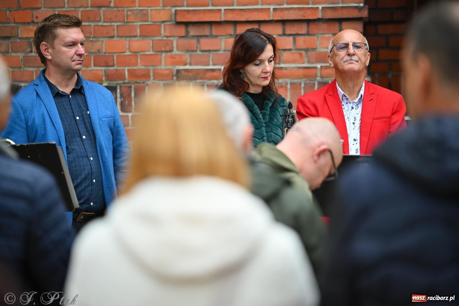 Zdjęcie w galerii na portalu naszraciborz.pl: Muzyka na wzgórzu i zwiedzanie kaplicy – koncert, który obudził ciszę cmentarza ewangelickiego w Raciborzu wiadomości z regionu