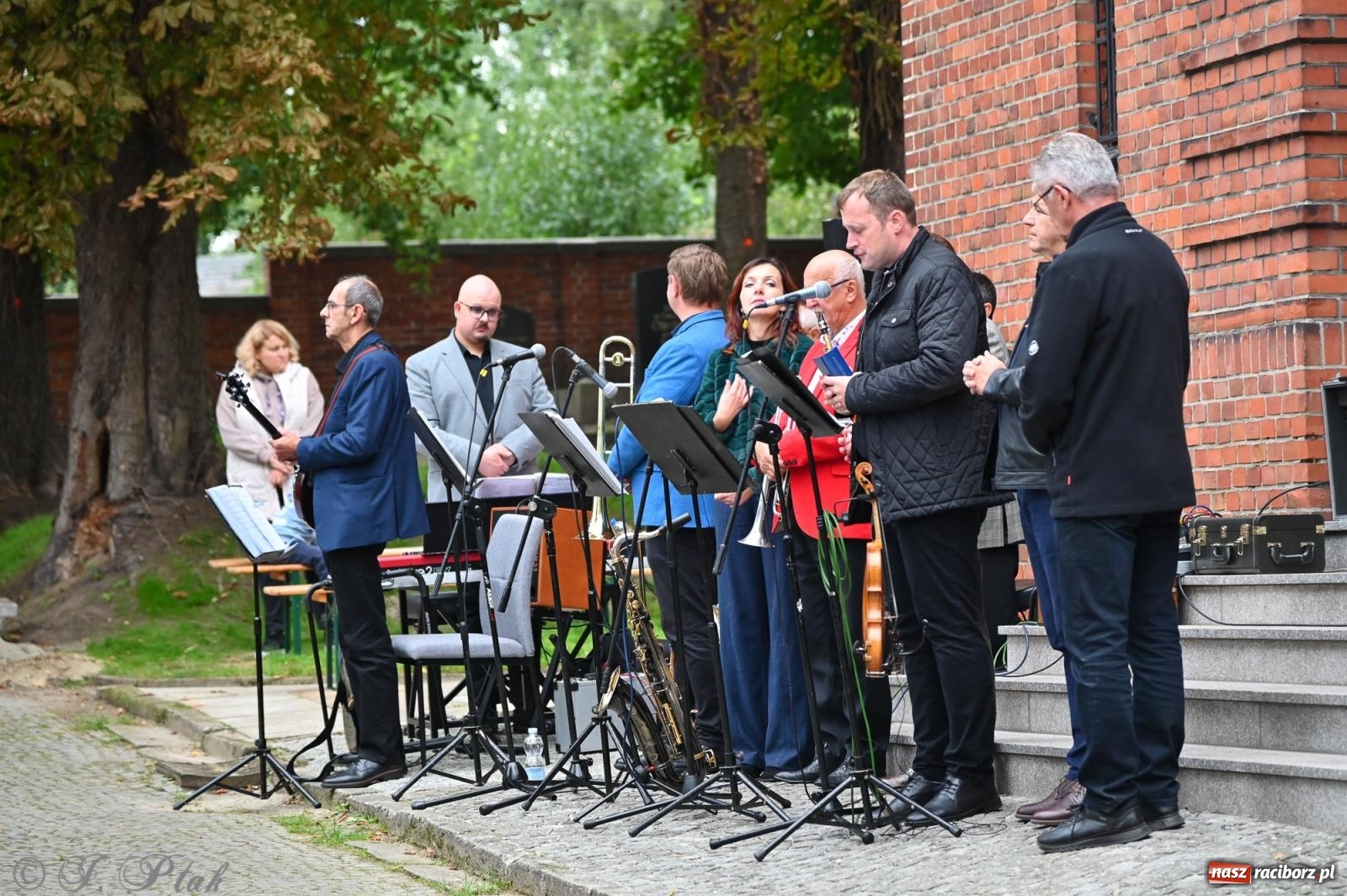 Zdjęcie w galerii na portalu naszraciborz.pl: Muzyka na wzgórzu i zwiedzanie kaplicy – koncert, który obudził ciszę cmentarza ewangelickiego w Raciborzu wiadomości z regionu